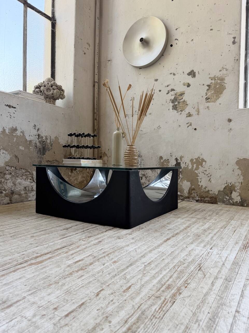 Table basse socle moulé et chrome, années 70