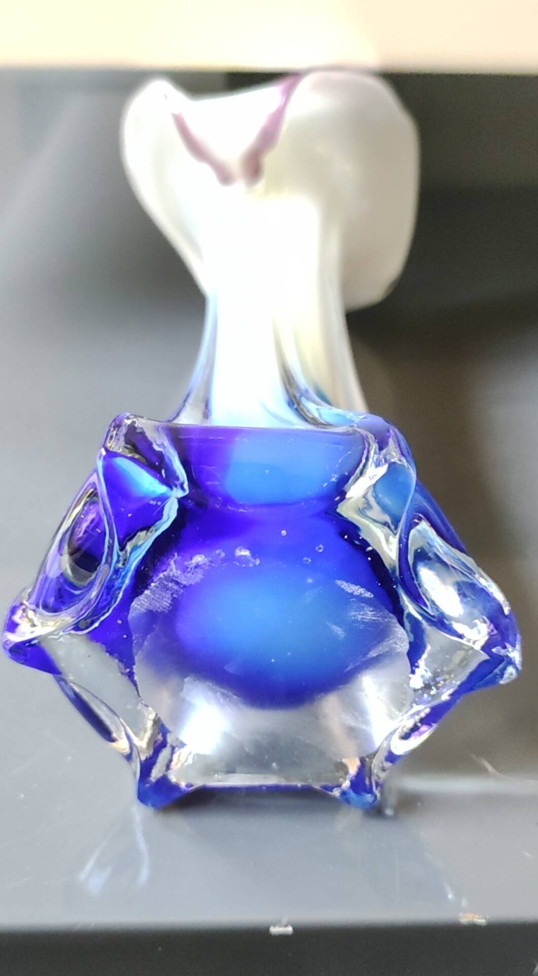 Vase design Fleur Arum. In blown art glass, Murano style. 21 cm.