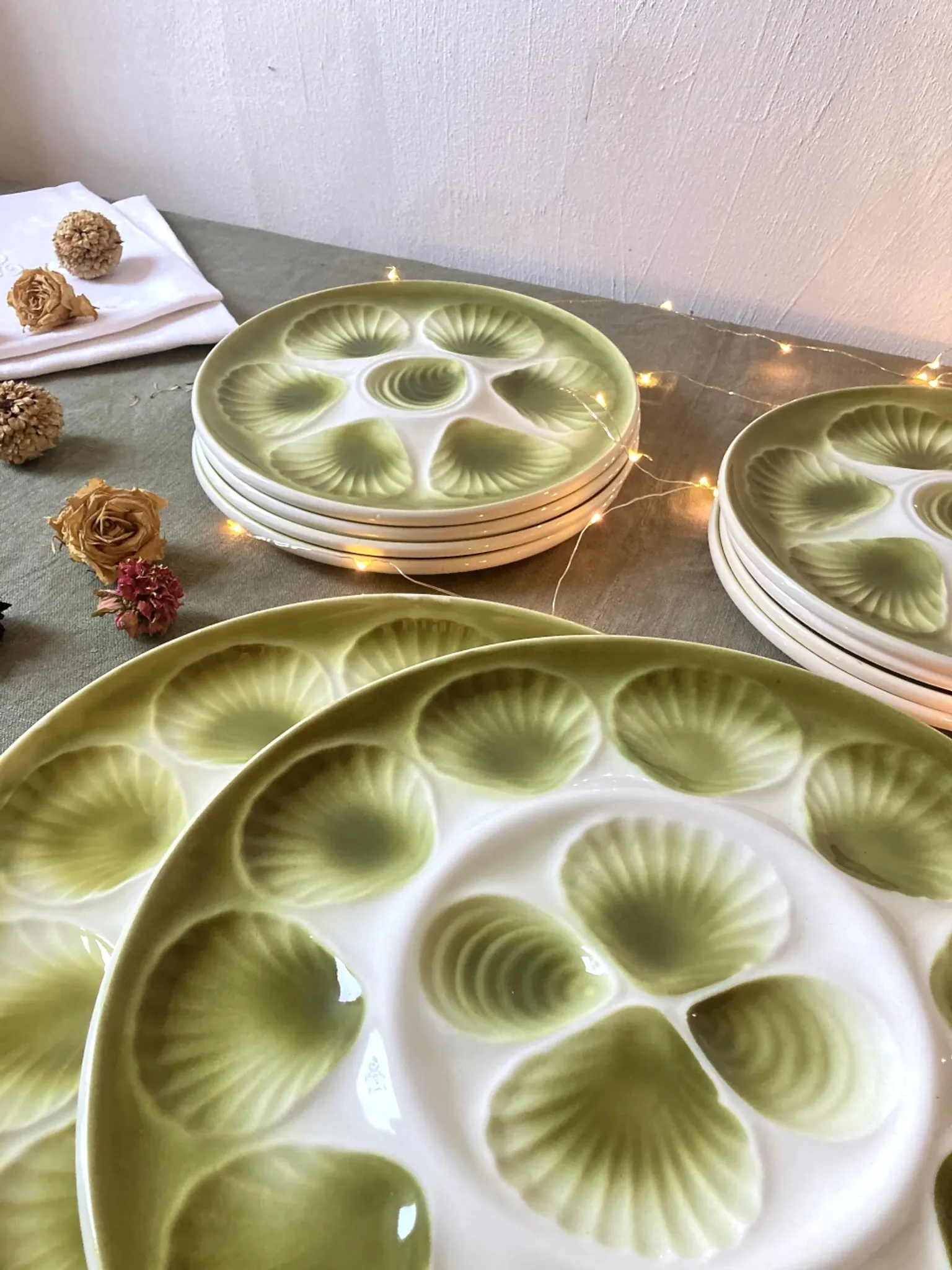 Oyster service Moulin des Loups – 8 plates and 2 dishes, 1970s
