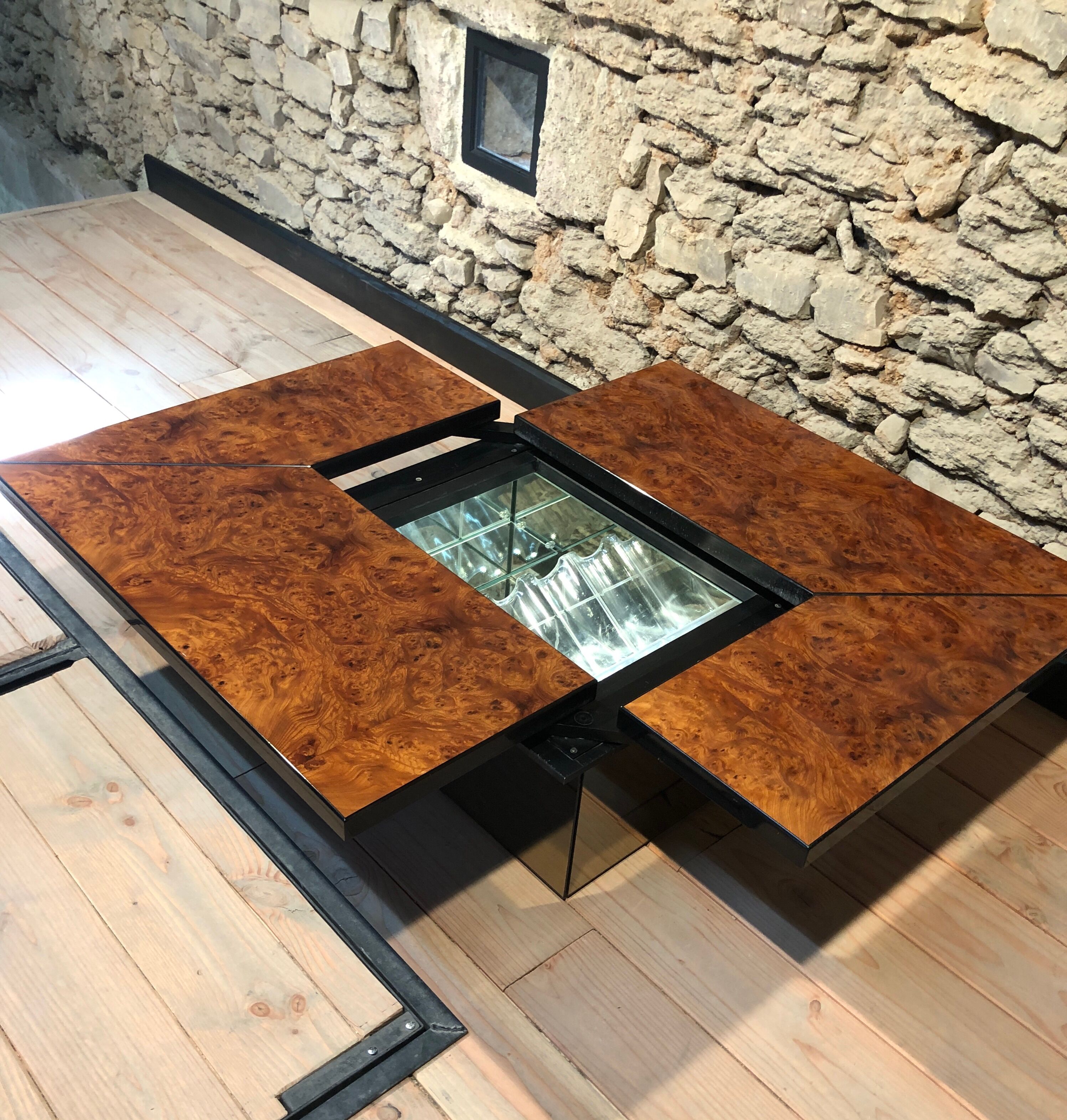 Table basse bar cocktail caché en loupe d'orme de Paul Michel, 1970 Roche Bobois