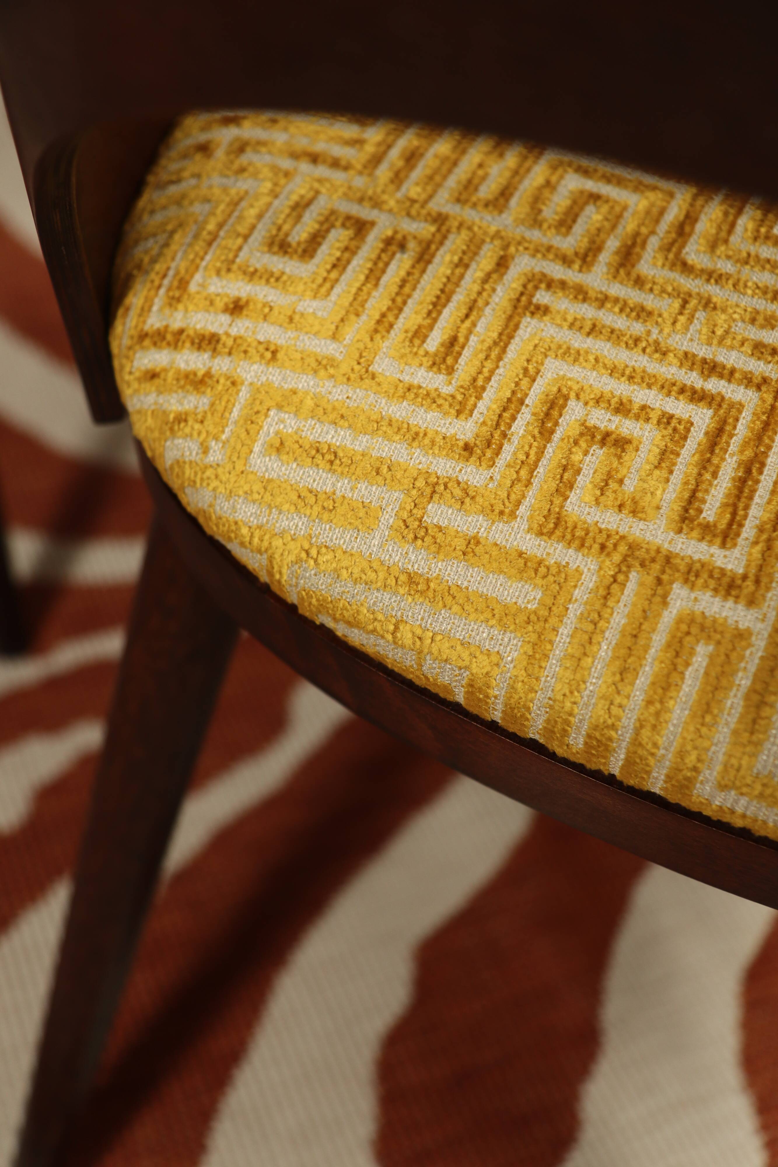 Ensemble de 4 chaises de salle à manger de style art déco en bois de chêne marron chocolat avec revêtement géométrique