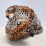 Paire de jaguars combattants en céramique peinte à la main par Giovanni Ronzan, Italie