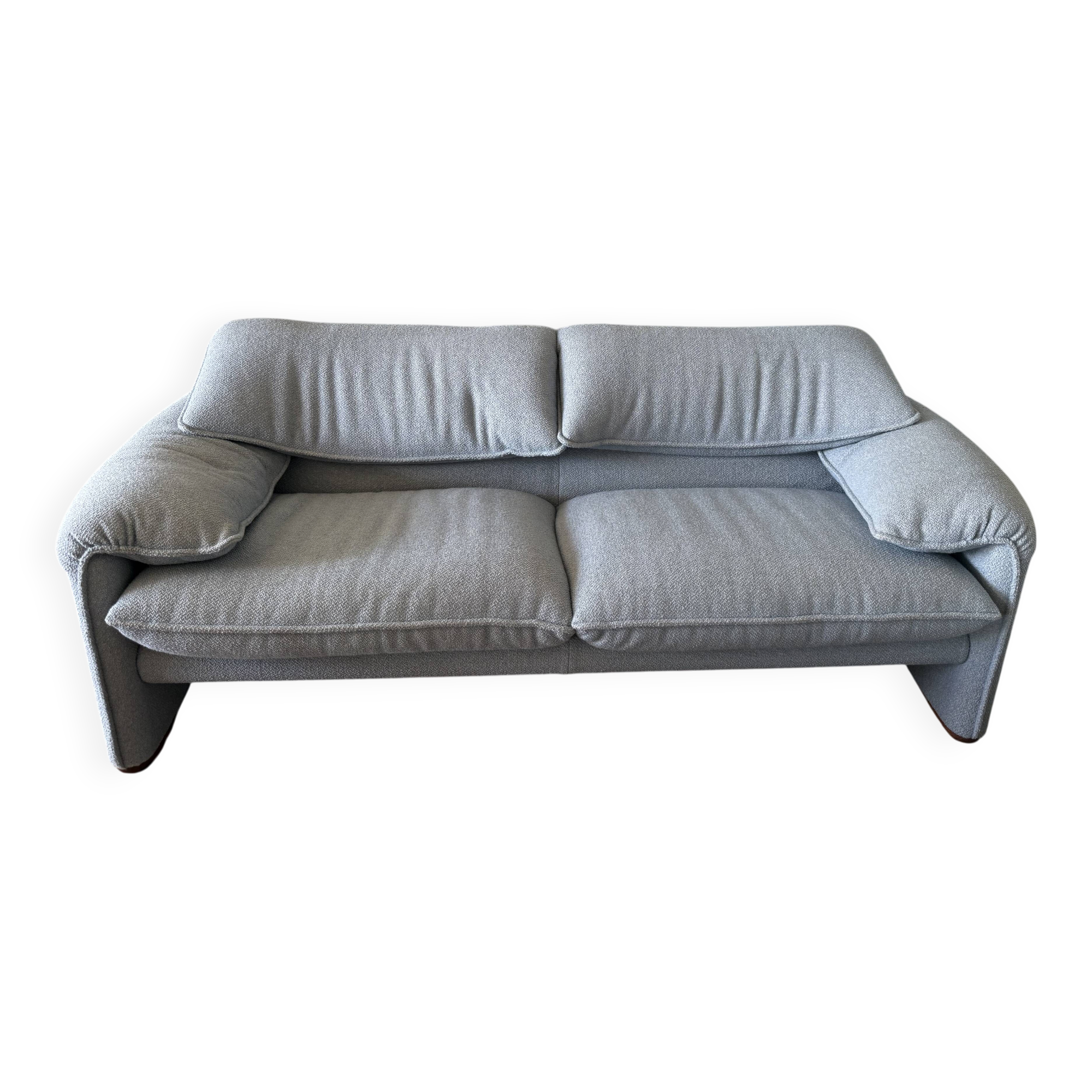 Sublime Maralunga sofa, perfect Cassina. Colour Cielo, boucle fabric.