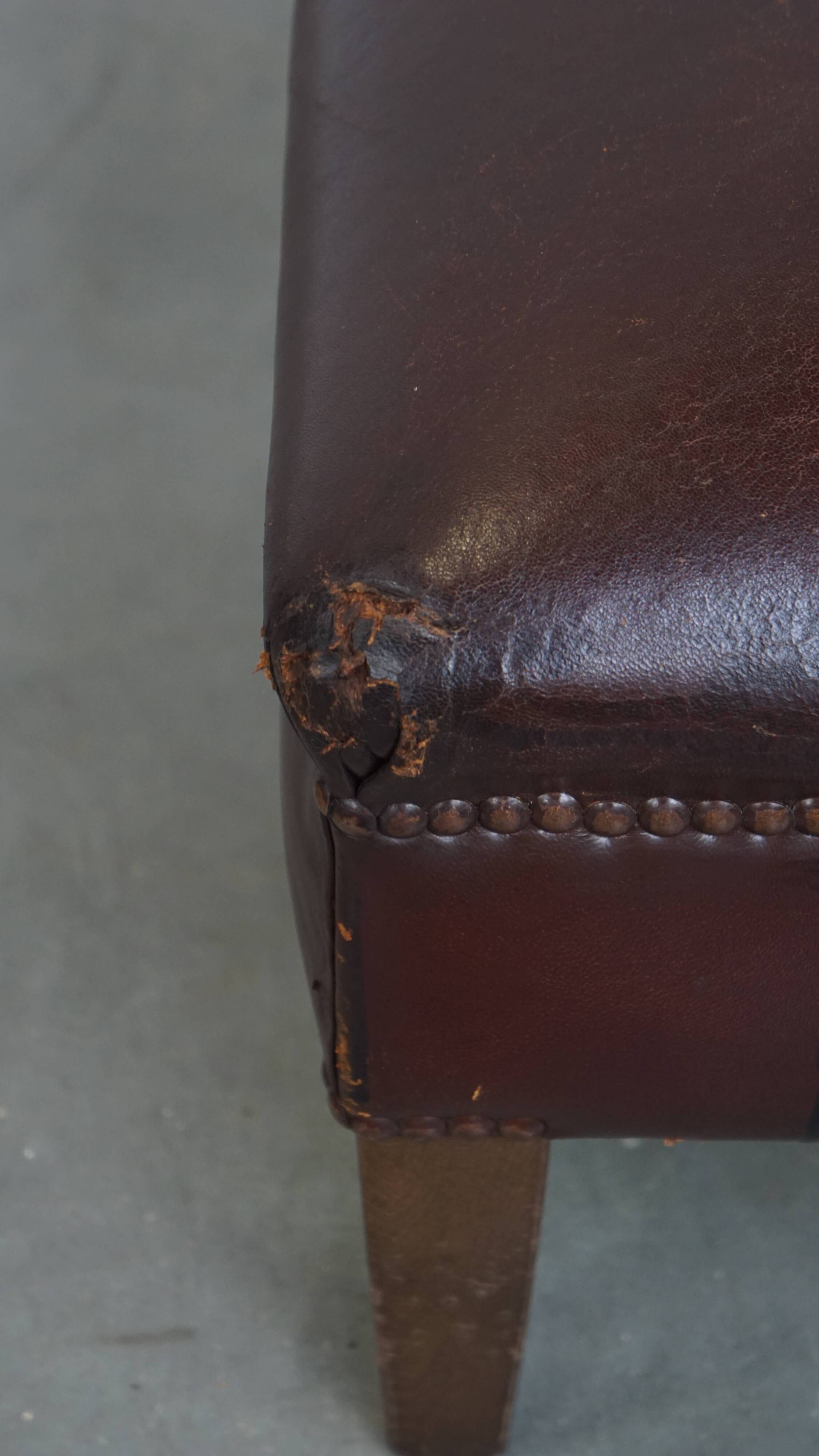 Ottoman vintage en cuir de mouton