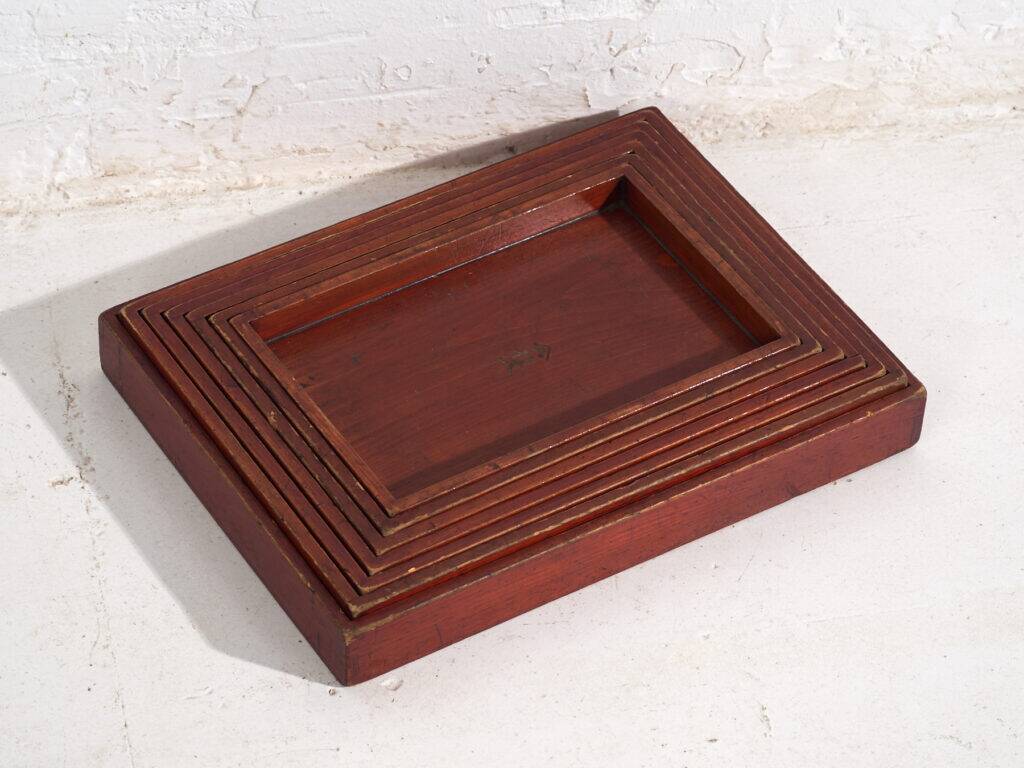Plateaux japonais anciens empilables en bois teinté – période Taishō–Showa (c.1910–1940)