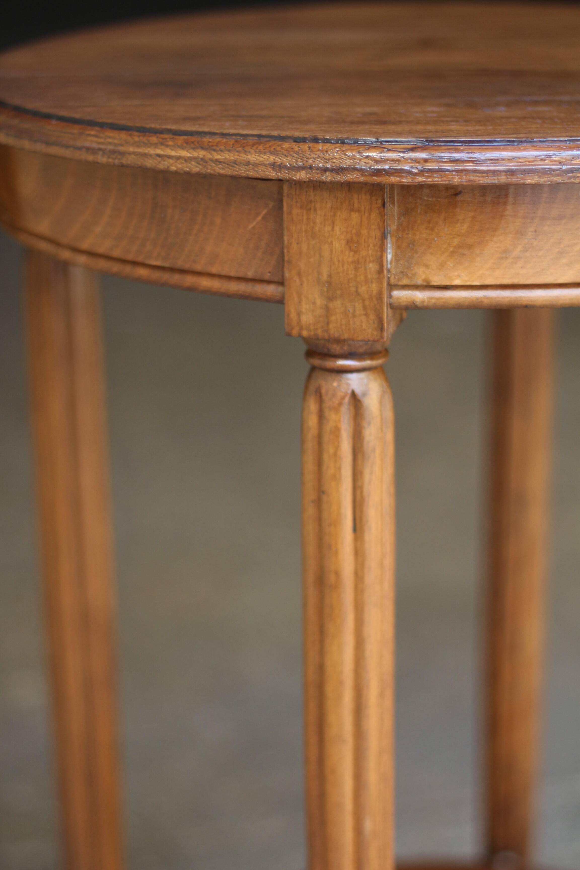 Pretty ART DECO (1920s/1930s) pedestal table or side table in oak.