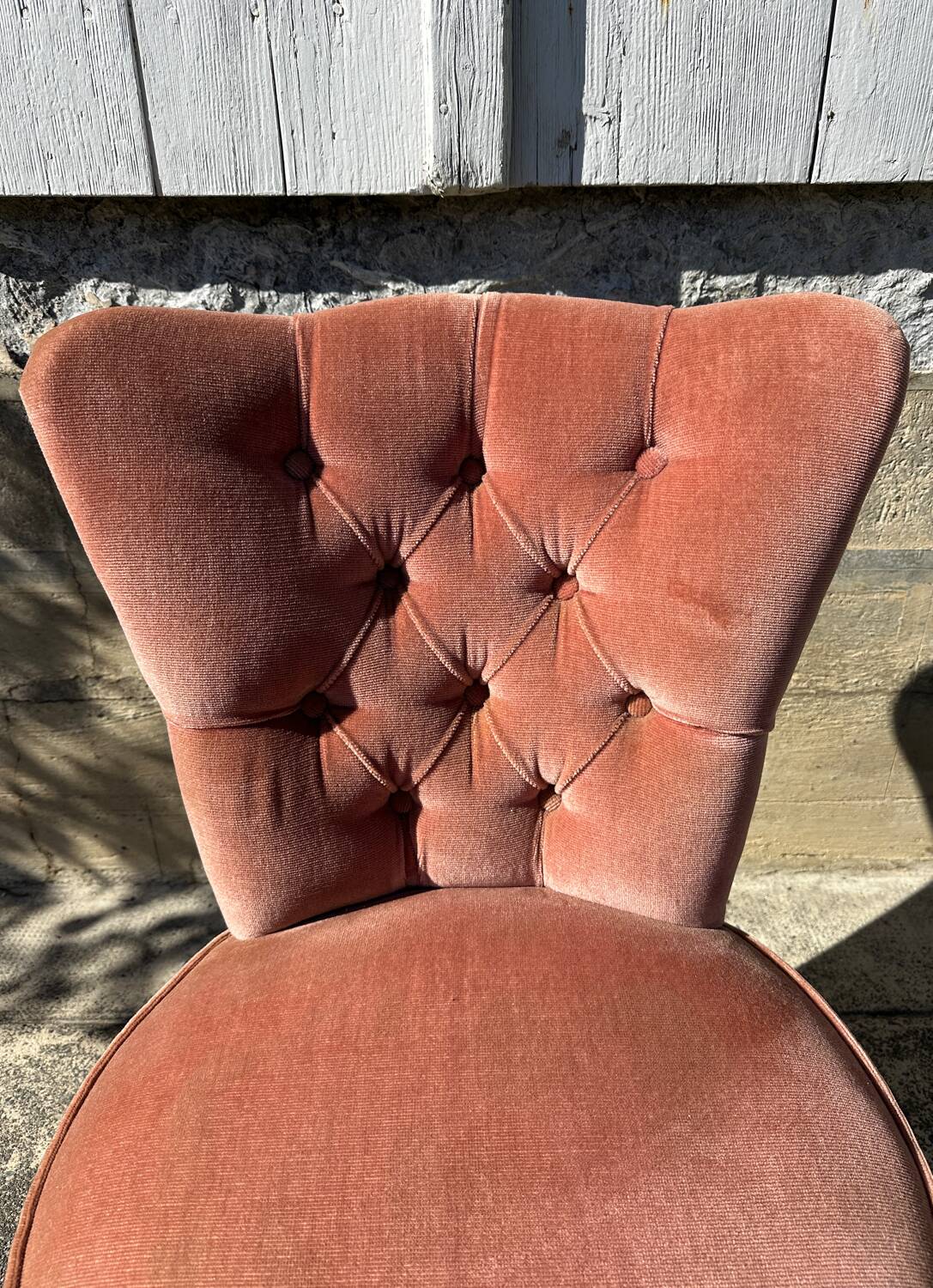 Buttoned boudoir armchair, dressing table, vintage in pink velvet.