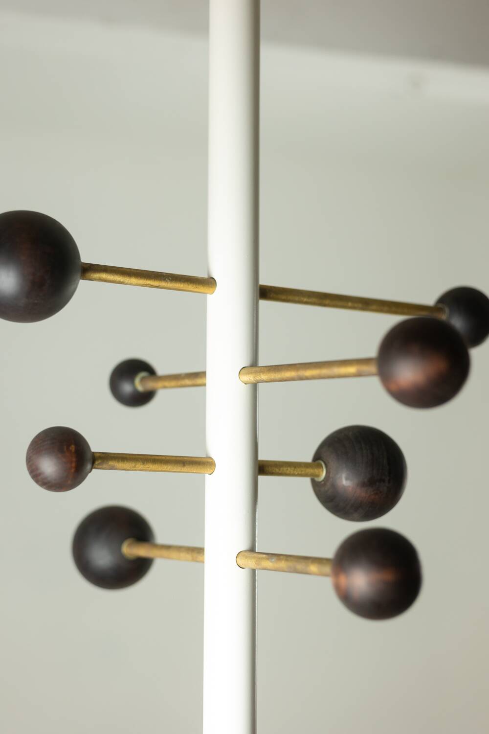 Portemanteau du sol au plafond en métal laqué et laiton. Contemporain.