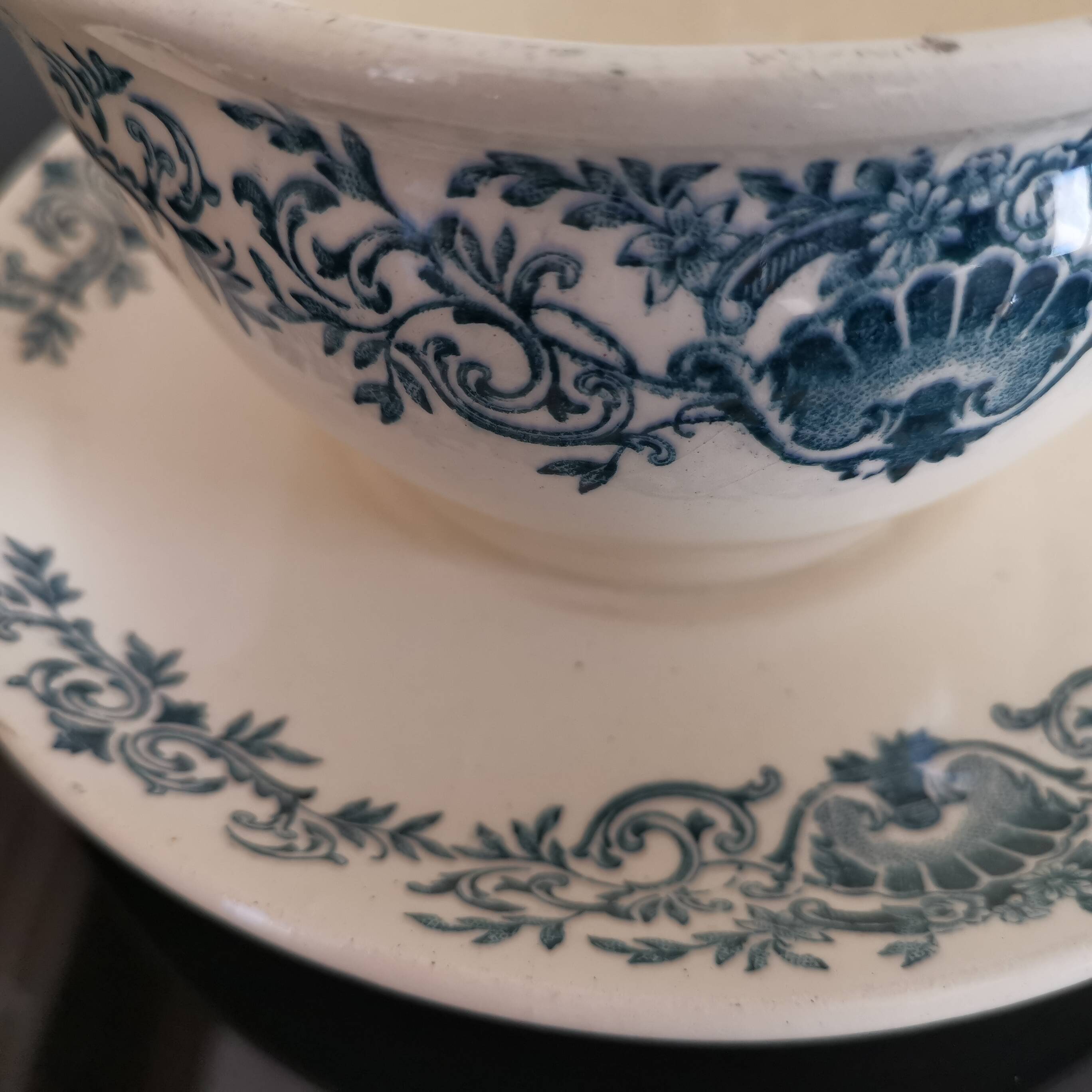 Longchamp earthenware gravy boat, Coquille decor