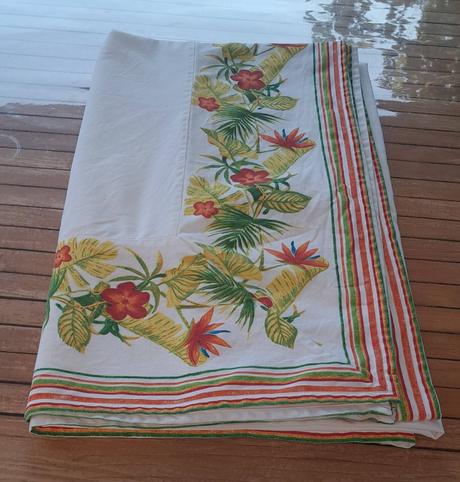 Vintage tablecloth printed with tropical and exotic flowers 235 x 142 cm – Years