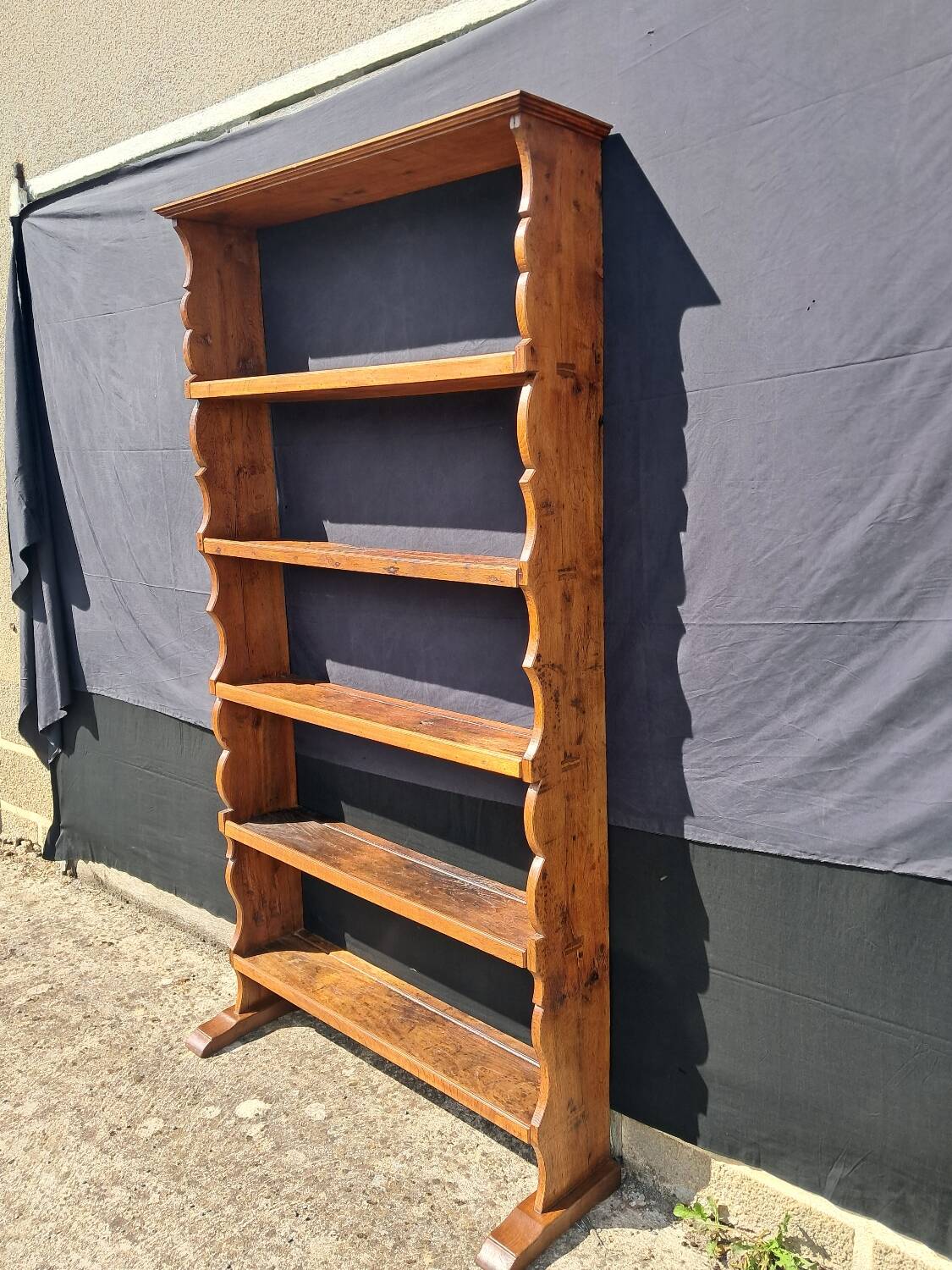 Lorraine sideboard on foot