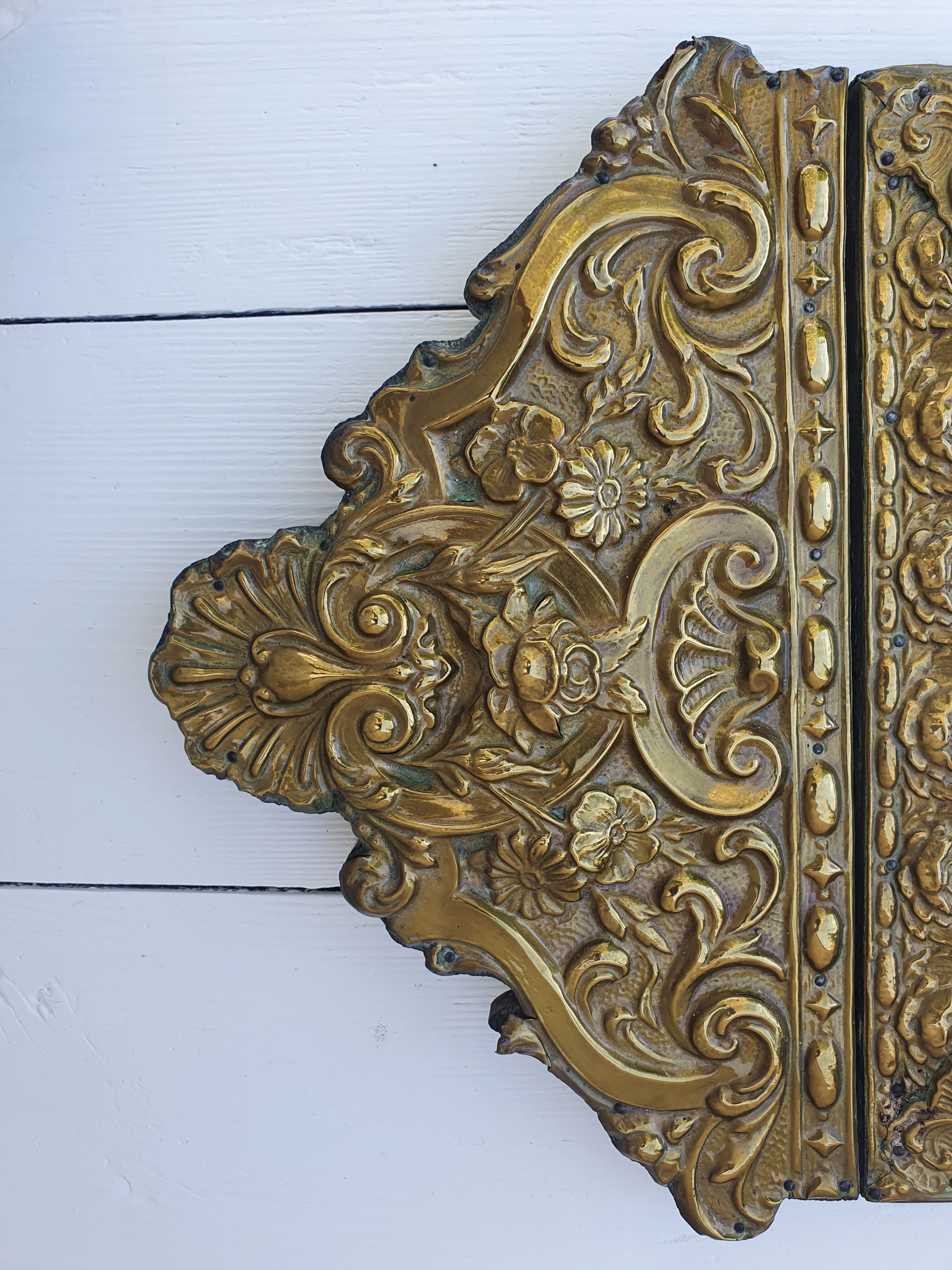 Miroir à parecloses en bois doré et métal repoussé