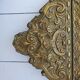 Miroir à parecloses en bois doré et métal repoussé