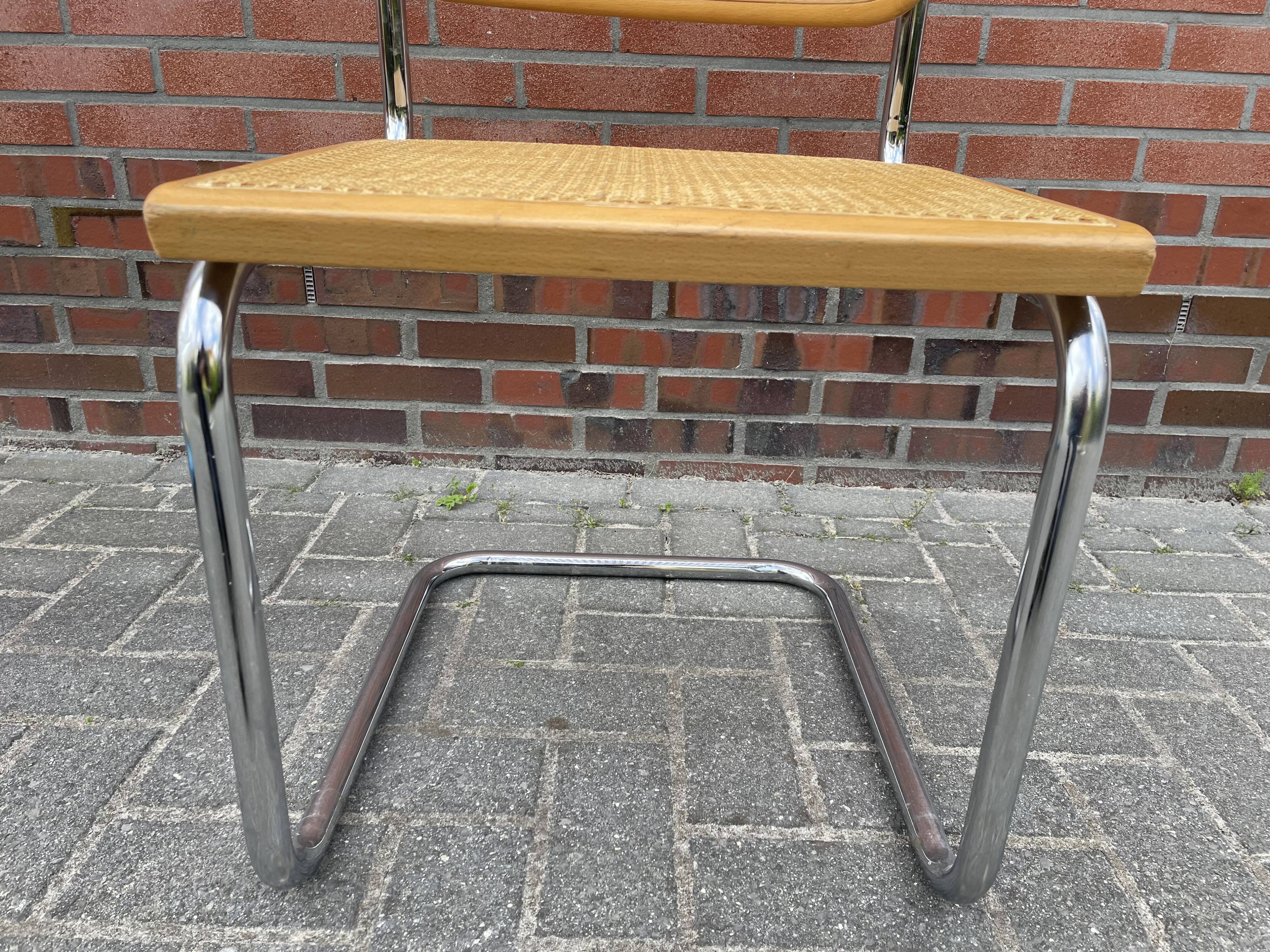 Ensemble de 4 Chaises vintage modèle Cesca B32 en chrome et bois
