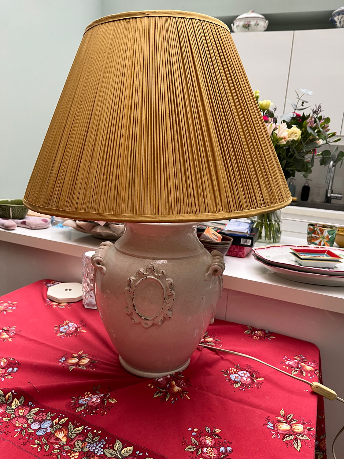 Provençal style lamp with silk shade