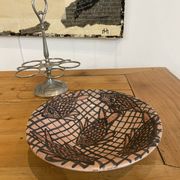 Assiette moderniste en céramique "Poissons au filet" – Atelier Segui