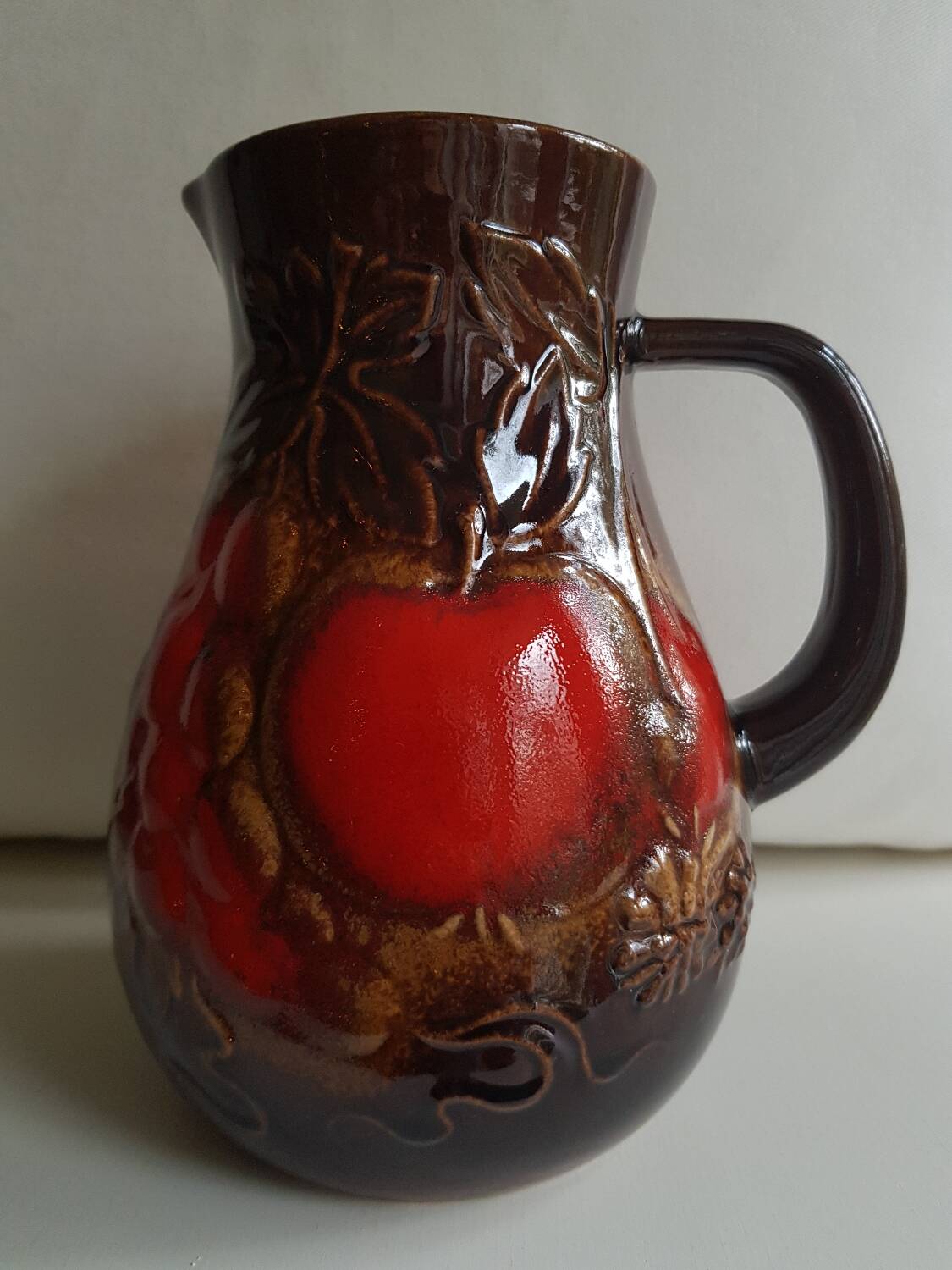 Vase cruche en céramique marron numéroté d'Allemagne de l'Ouest à décor de fruits rouges