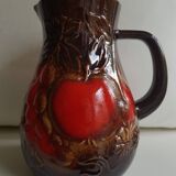 Vase cruche en céramique marron numéroté d'Allemagne de l'Ouest à décor de fruits rouges