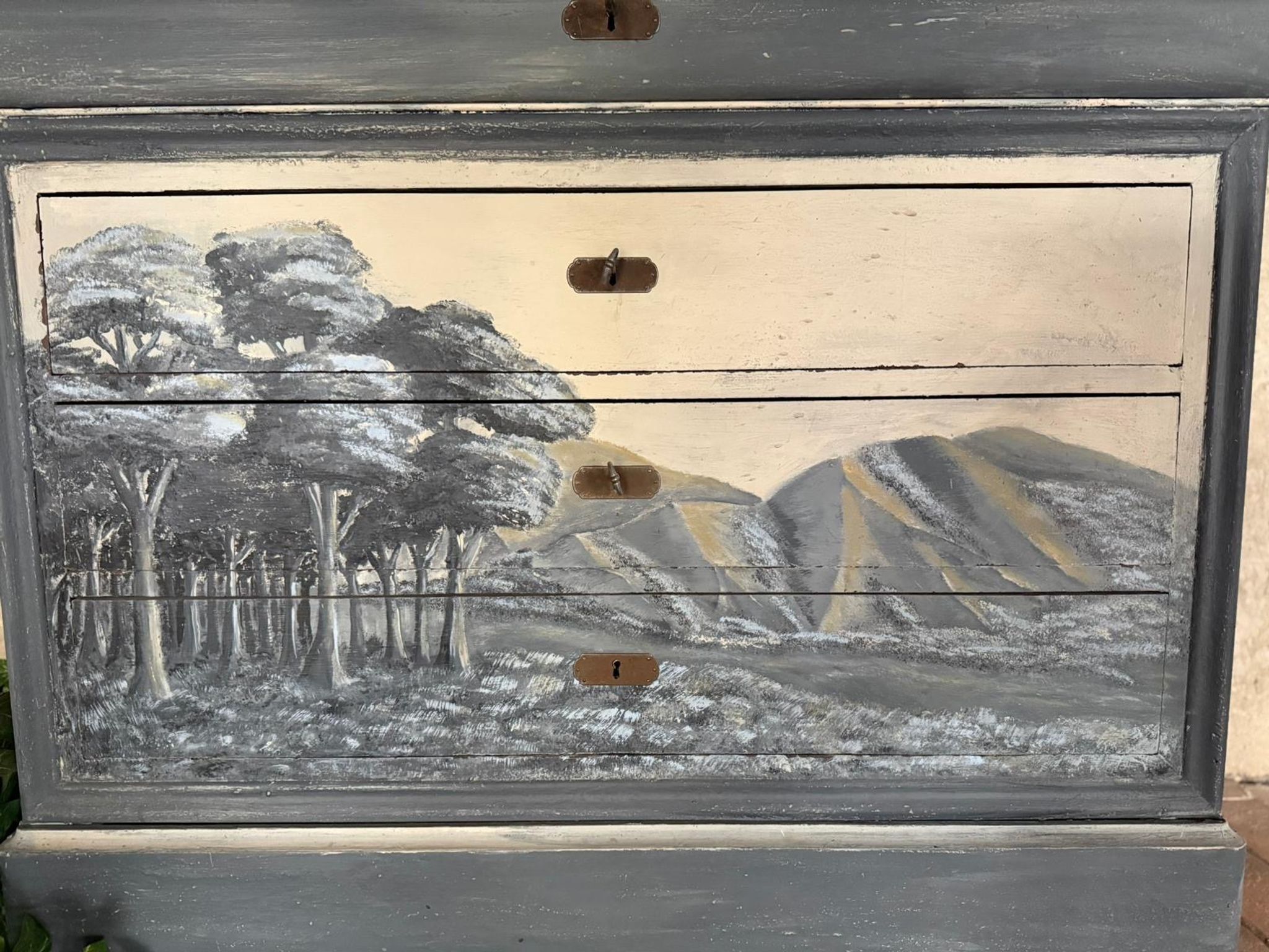 Commode Louis Philippe datant du 19e siècle avec marbre, peinture et patine