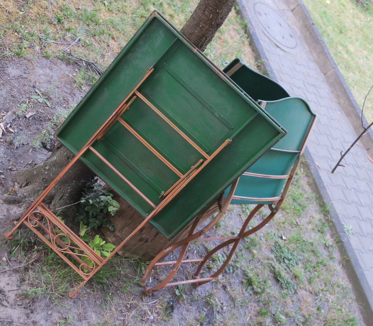 Mid century distressed painted iron garden table and 2 chairs, 1960s