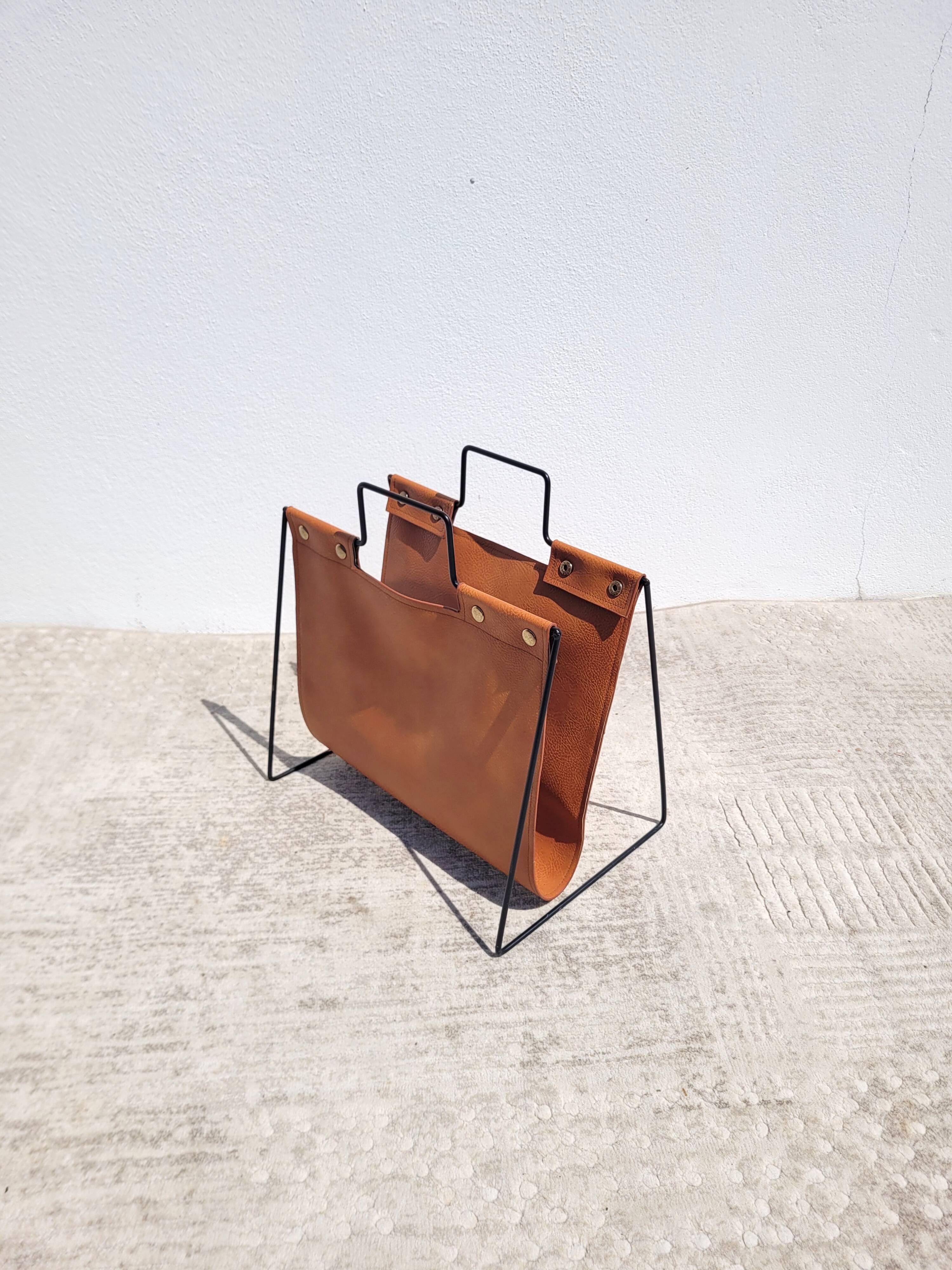 Magazine rack in tan leather and black metal