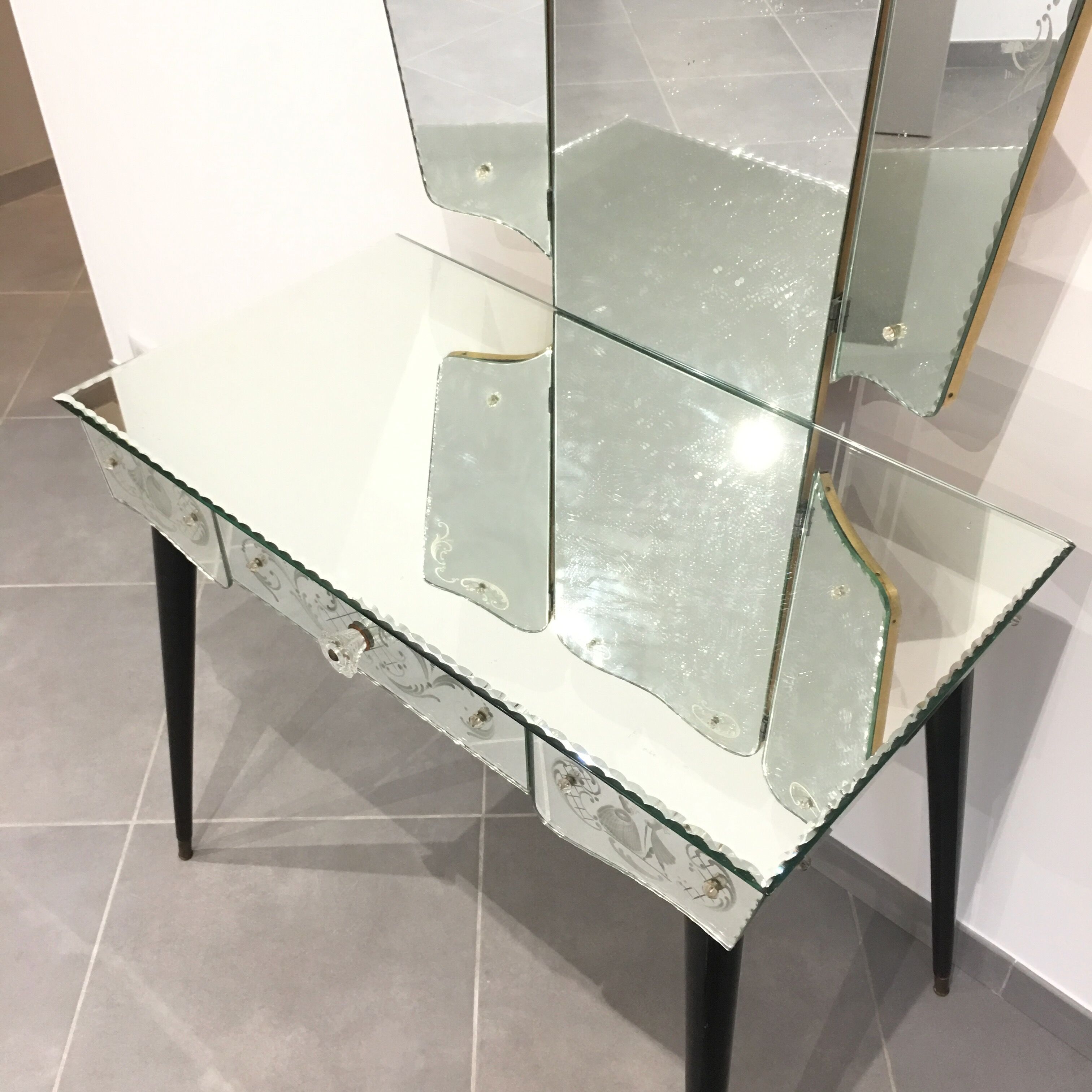 Dressing table vintage art déco in mirror