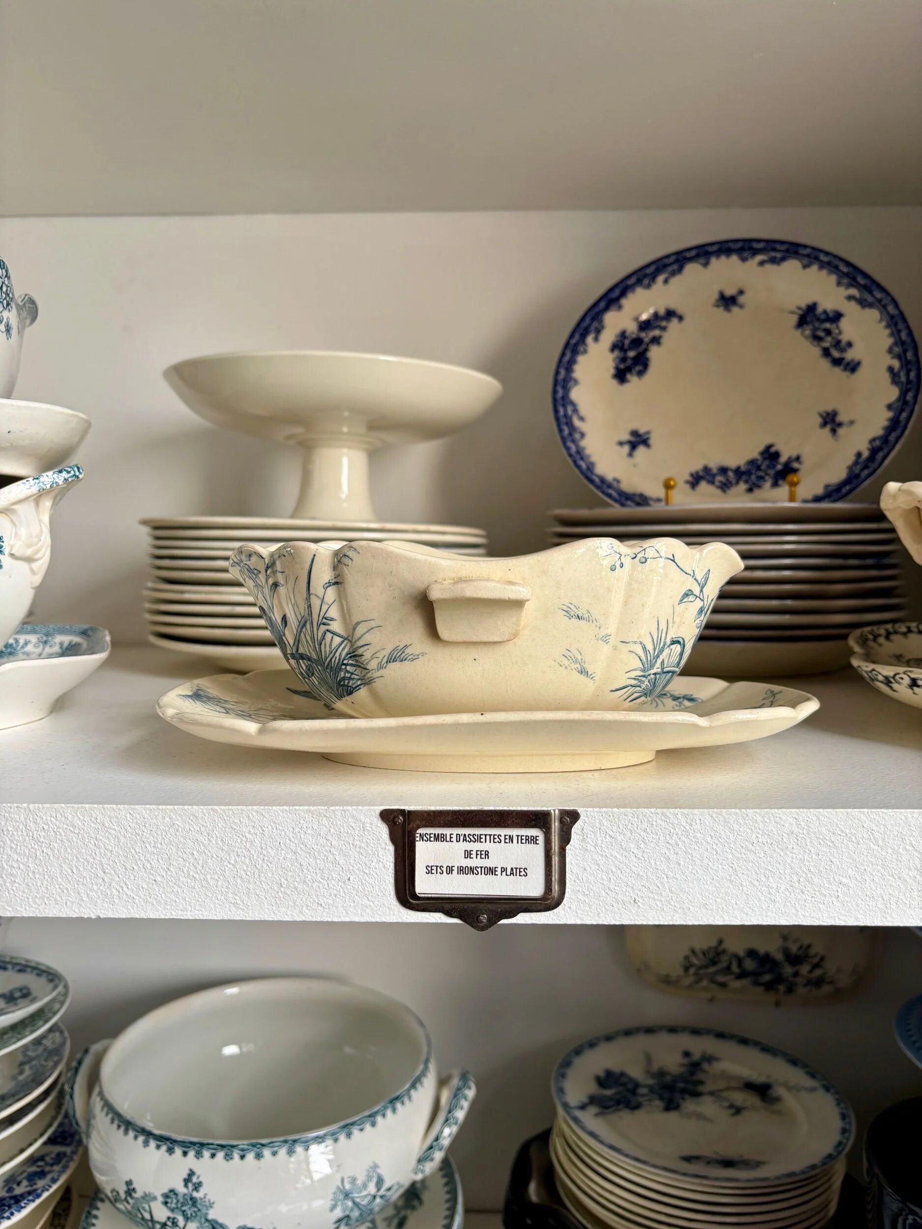 Gien sauceboat in blue ironstone, "Birds" service circa 1870.