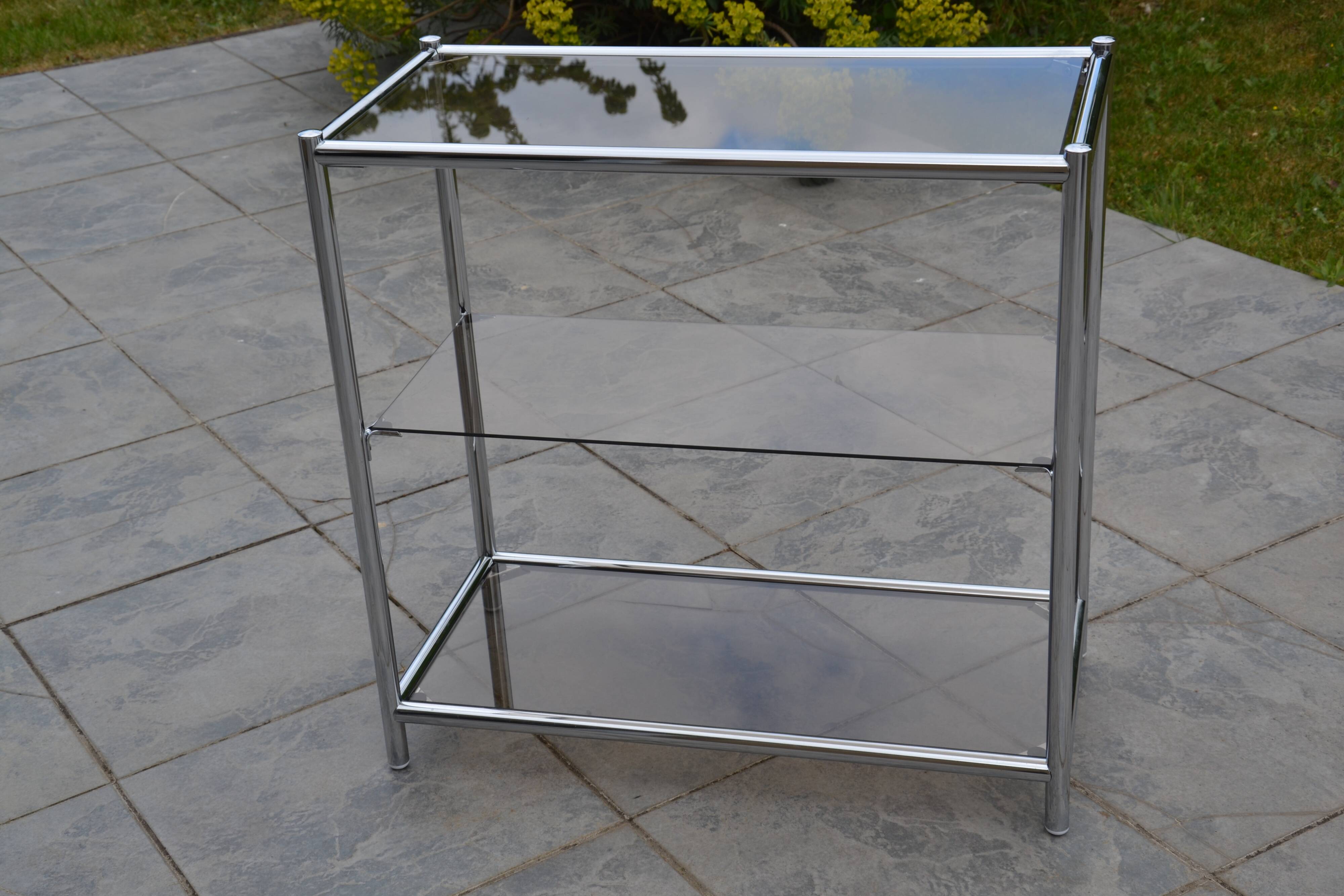 Console/étagère sur pied en acier chromé et verre fumé