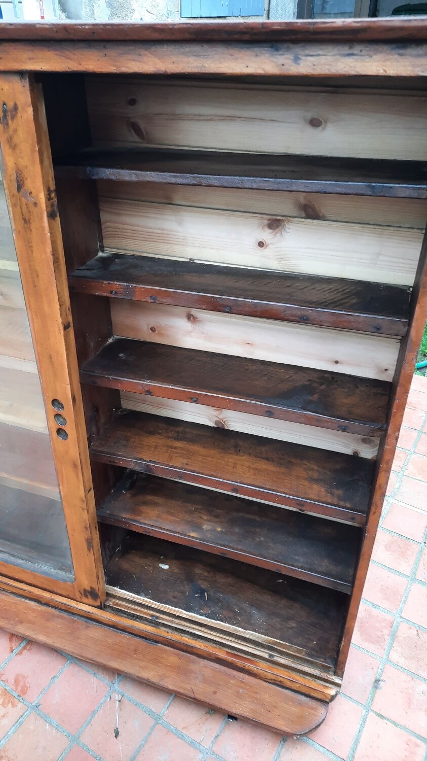 Showcase to install or hang