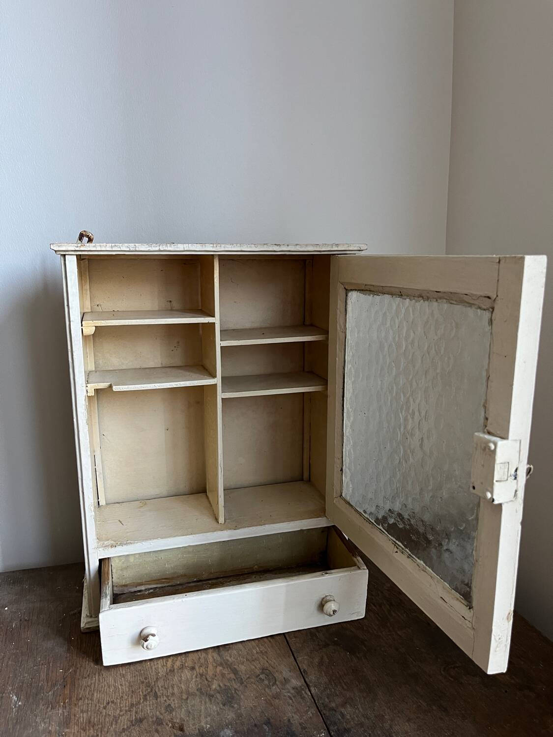 Armoire à pharmacie dans sa patine