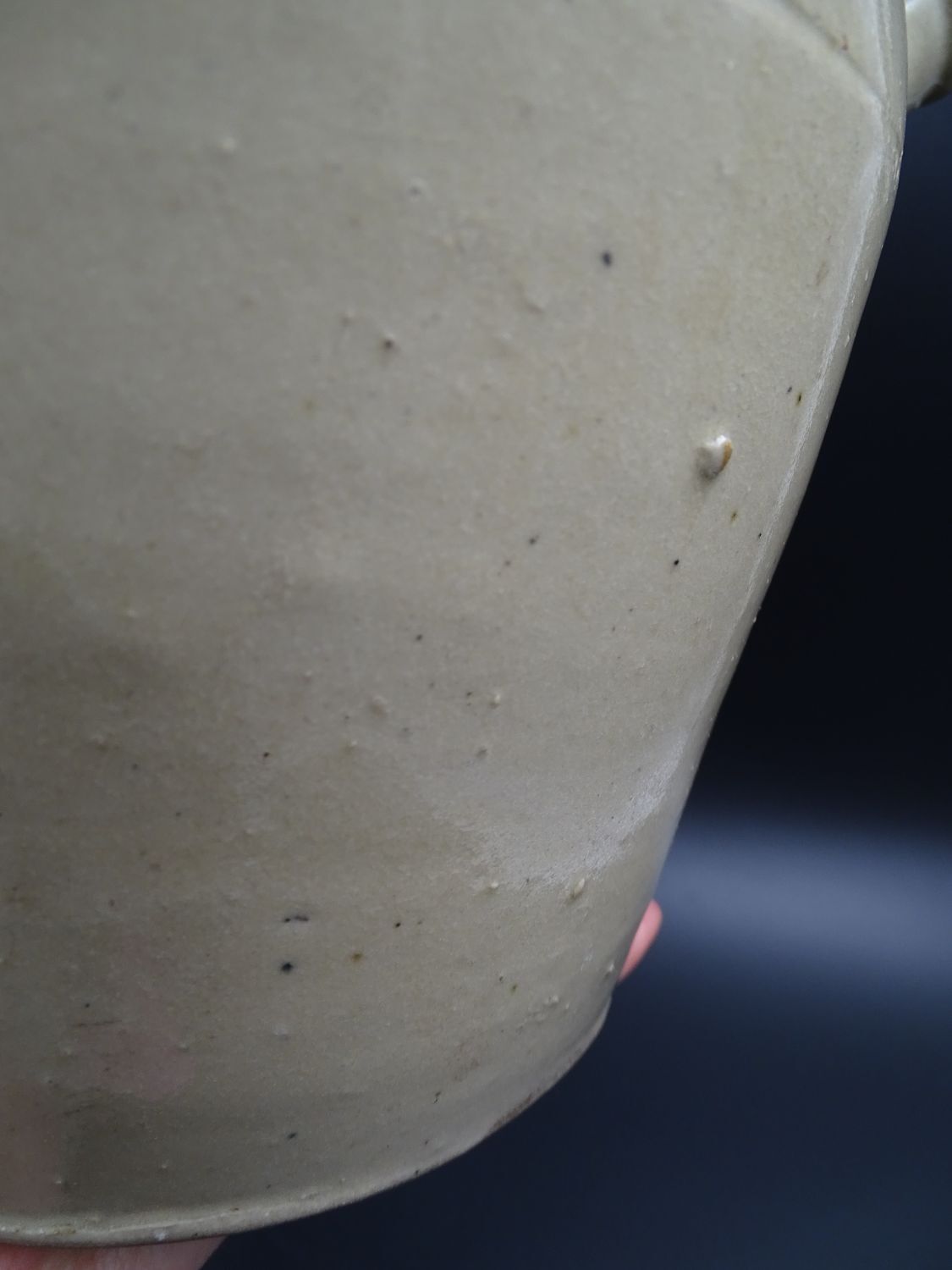 Grease pot with burgundy sandstone spout