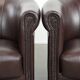 Ensemble de deux fauteuils club ronds en cuir de vachette de style anglais.