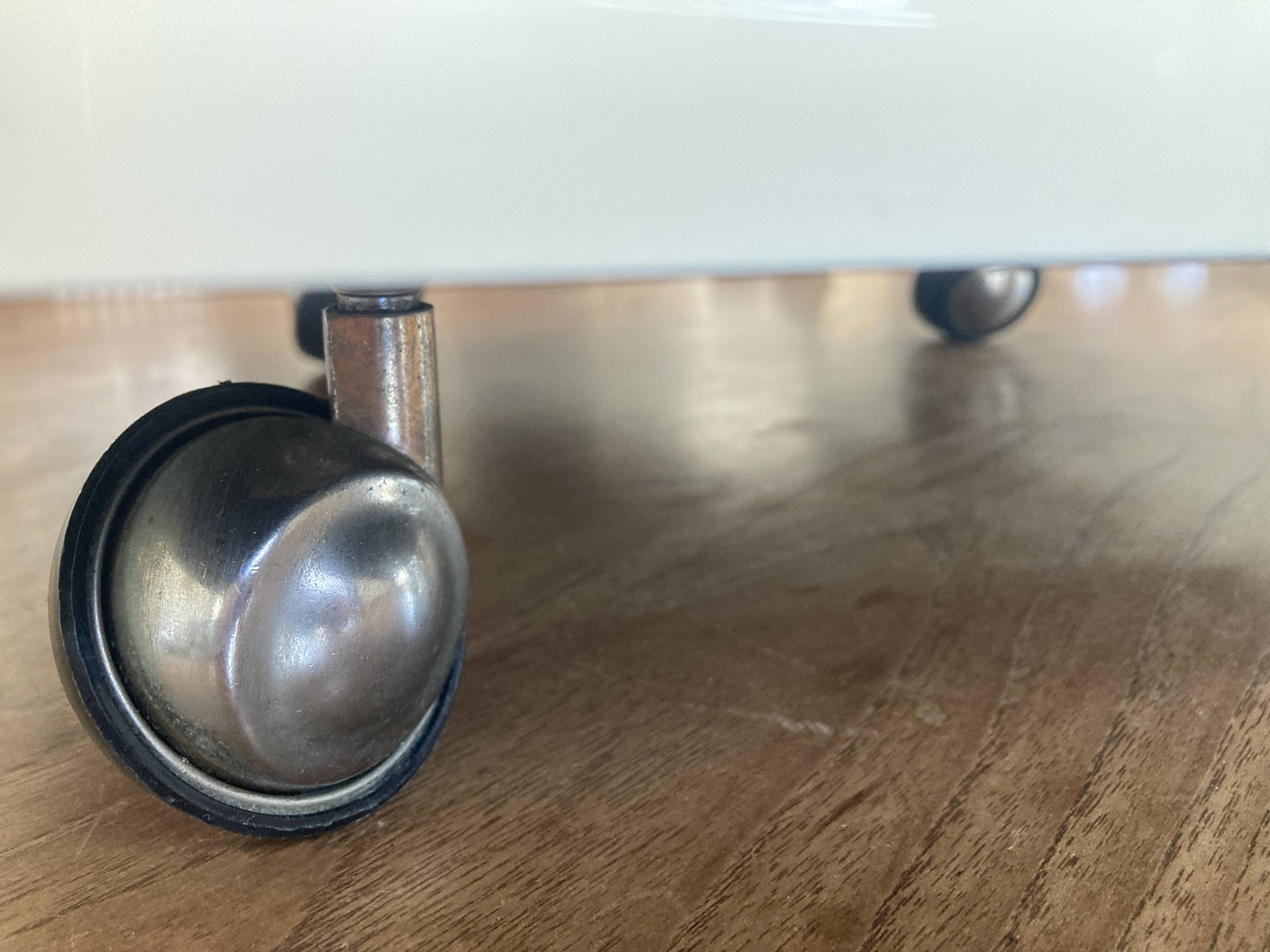 Tables basses, bouts de canapé vintage 1970.