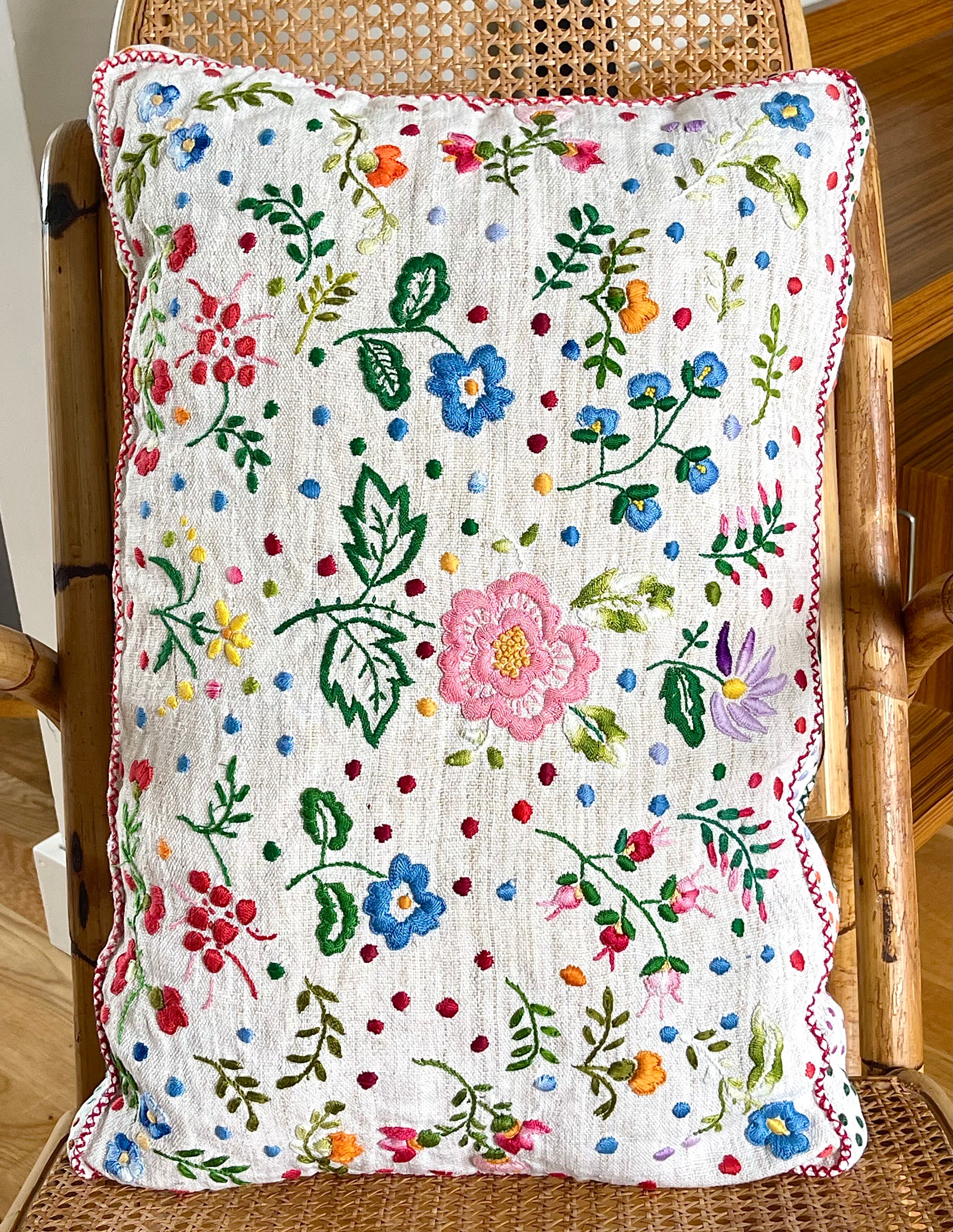 Cushion in hand-embroidered hemp.