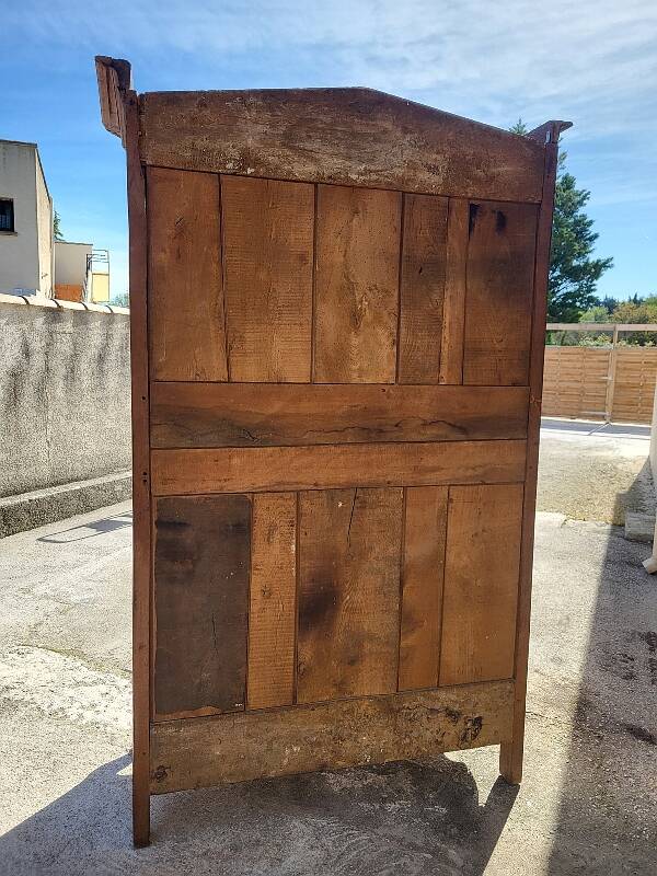 Armoire louis xv en noyer chapeau de gendarme