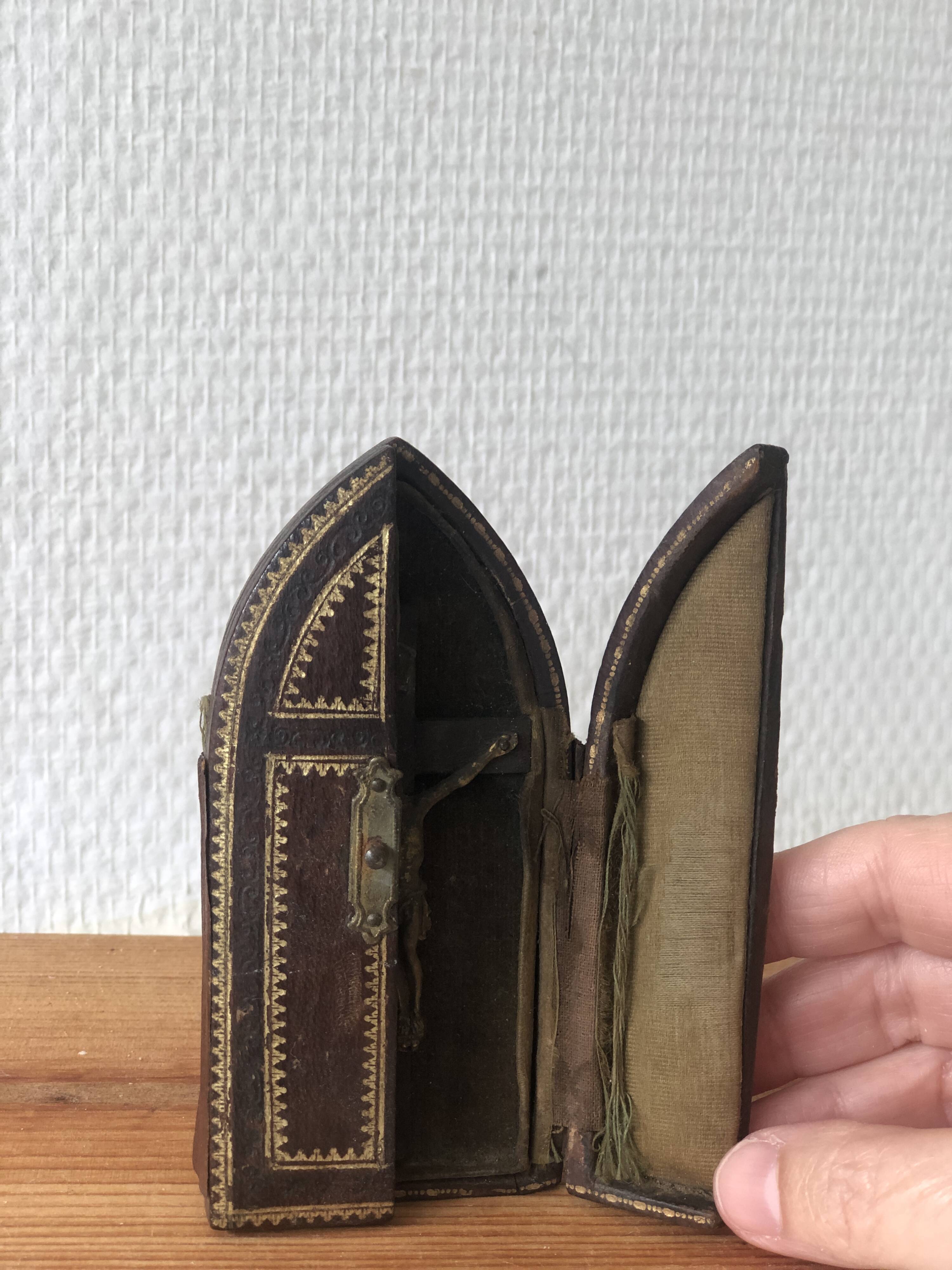 Ancient reliquary / religious altar