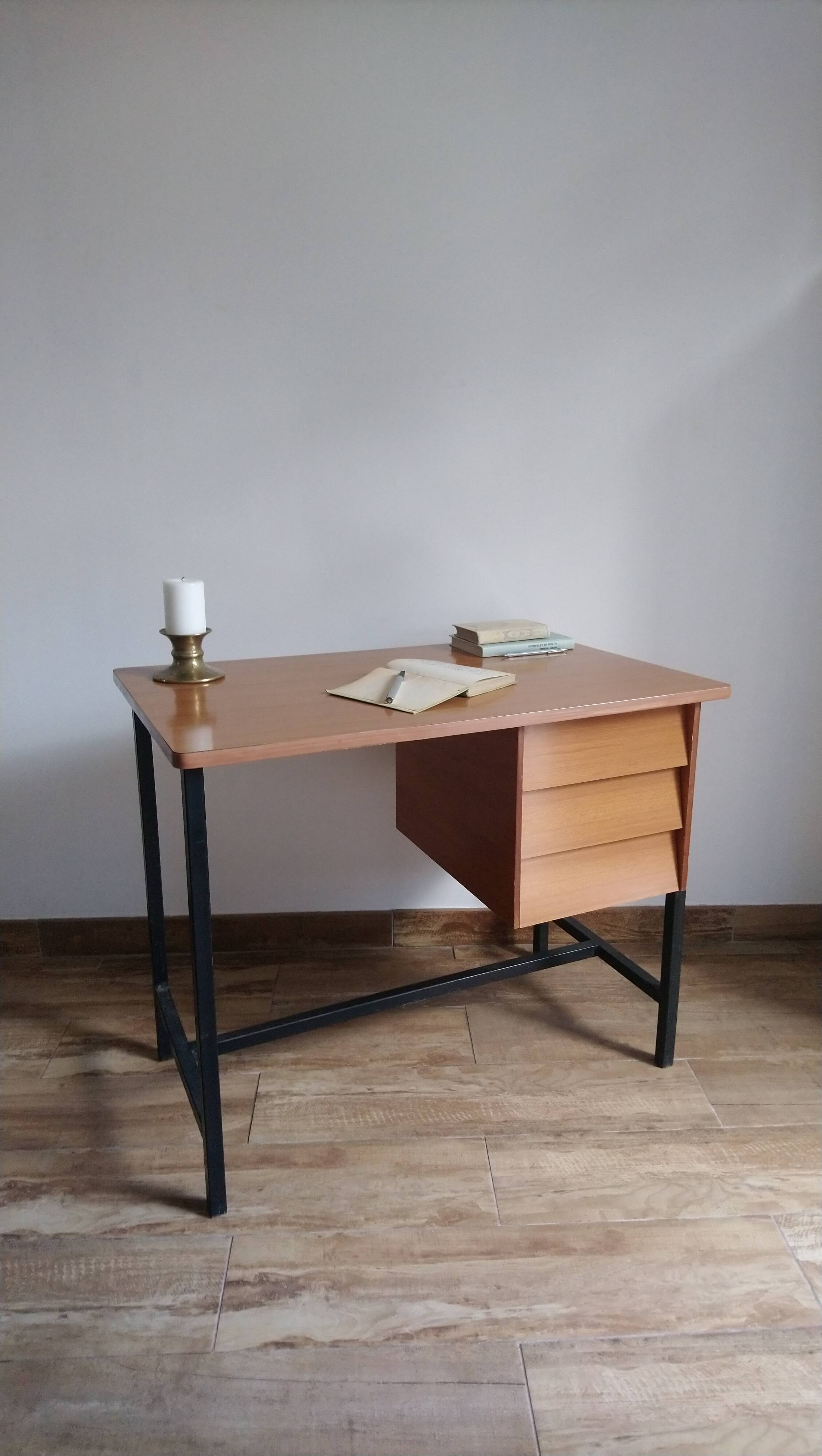 Desk in formica