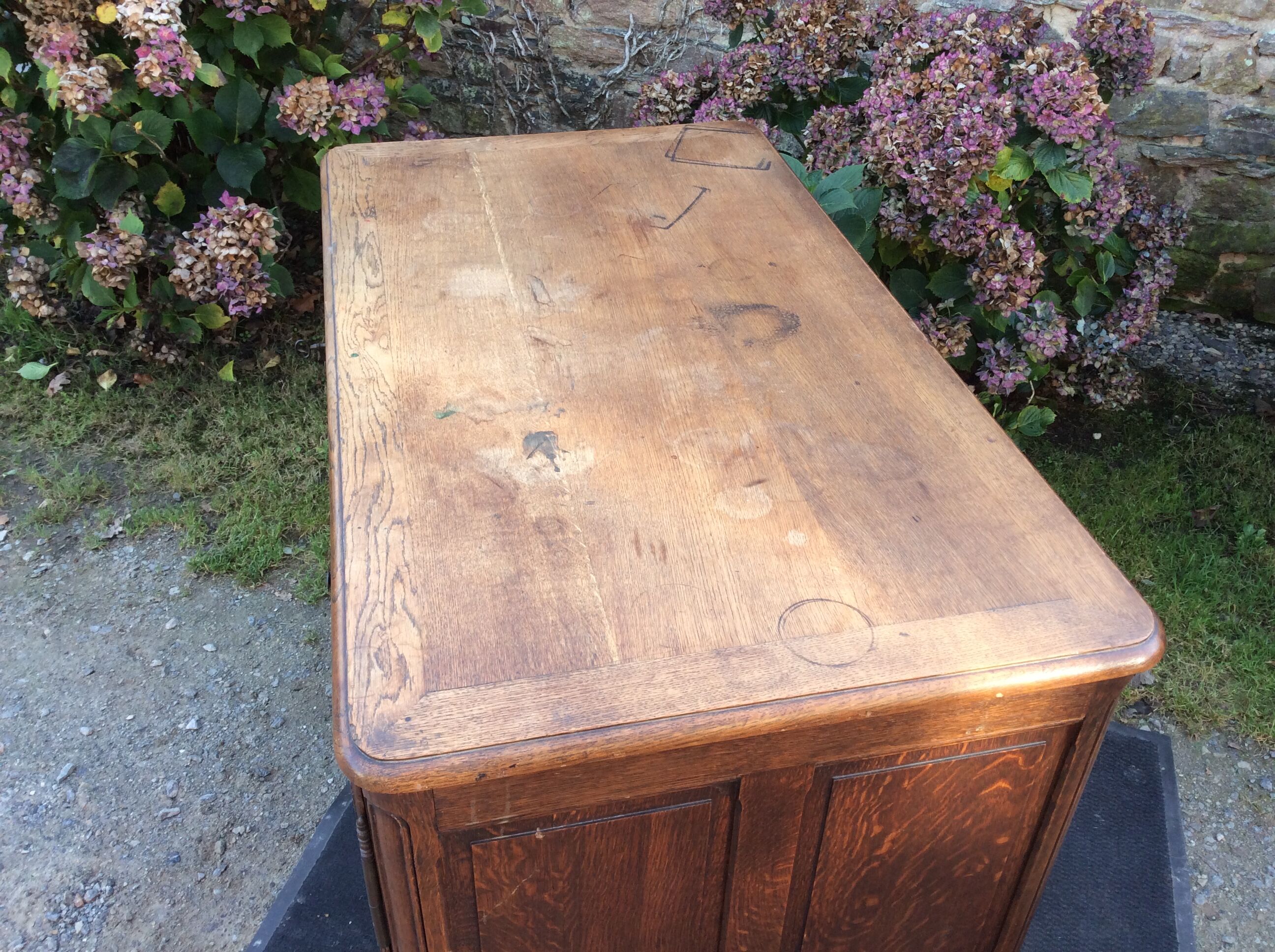 Vintage neo Louis XV desk in solid oak.