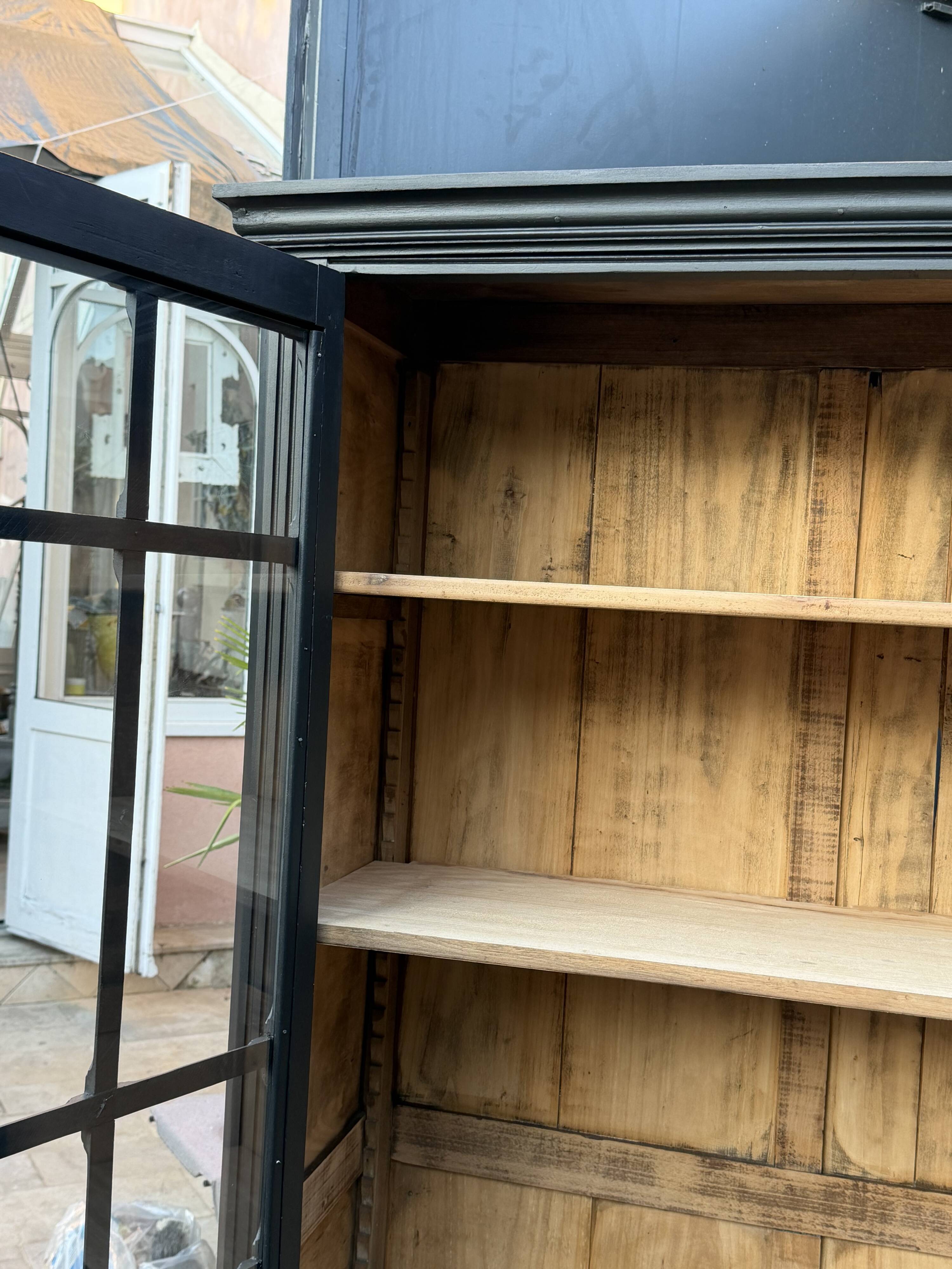 Armoire parisienne noire vitrée rénovée