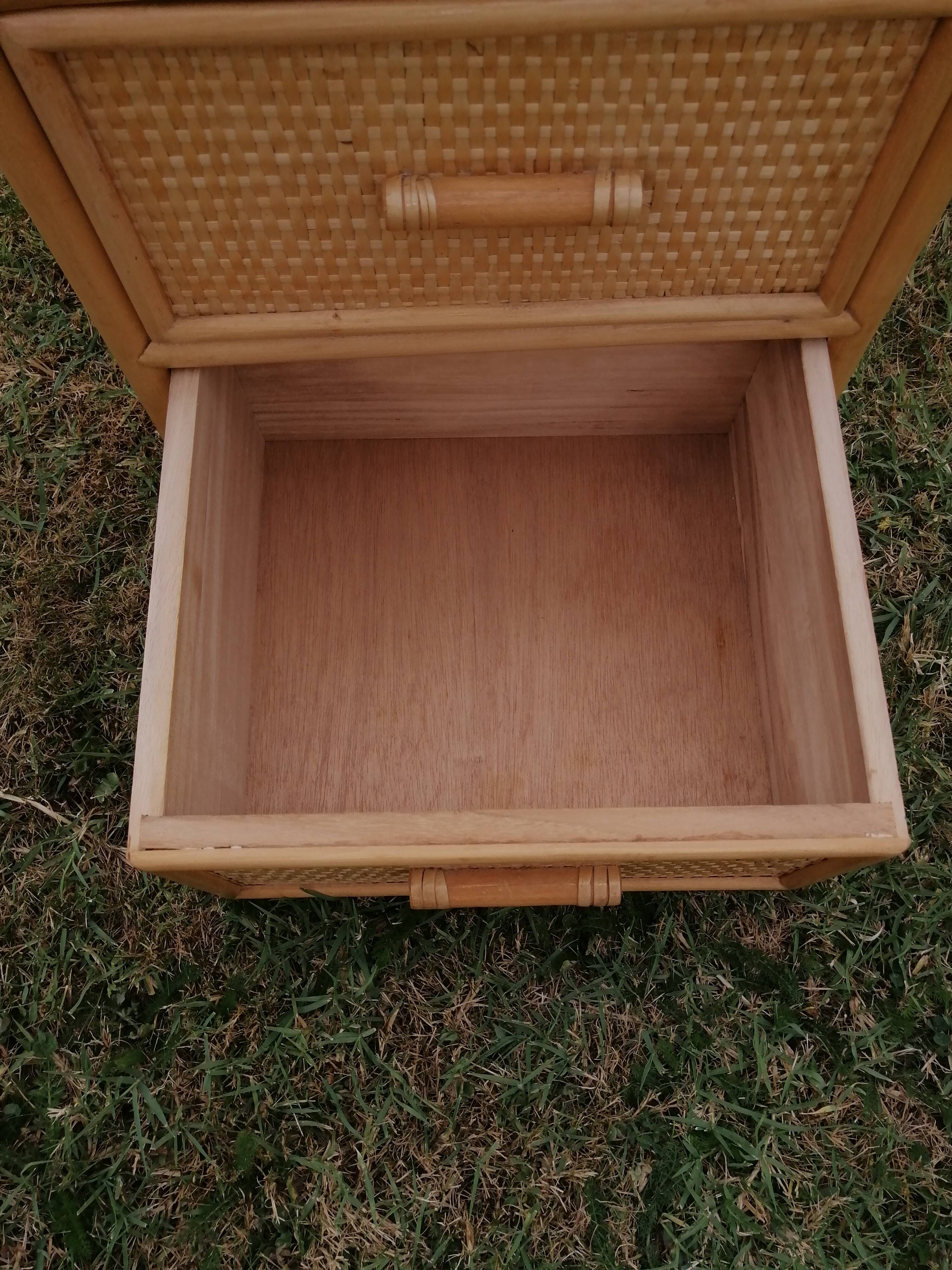 Commode en bois et osier