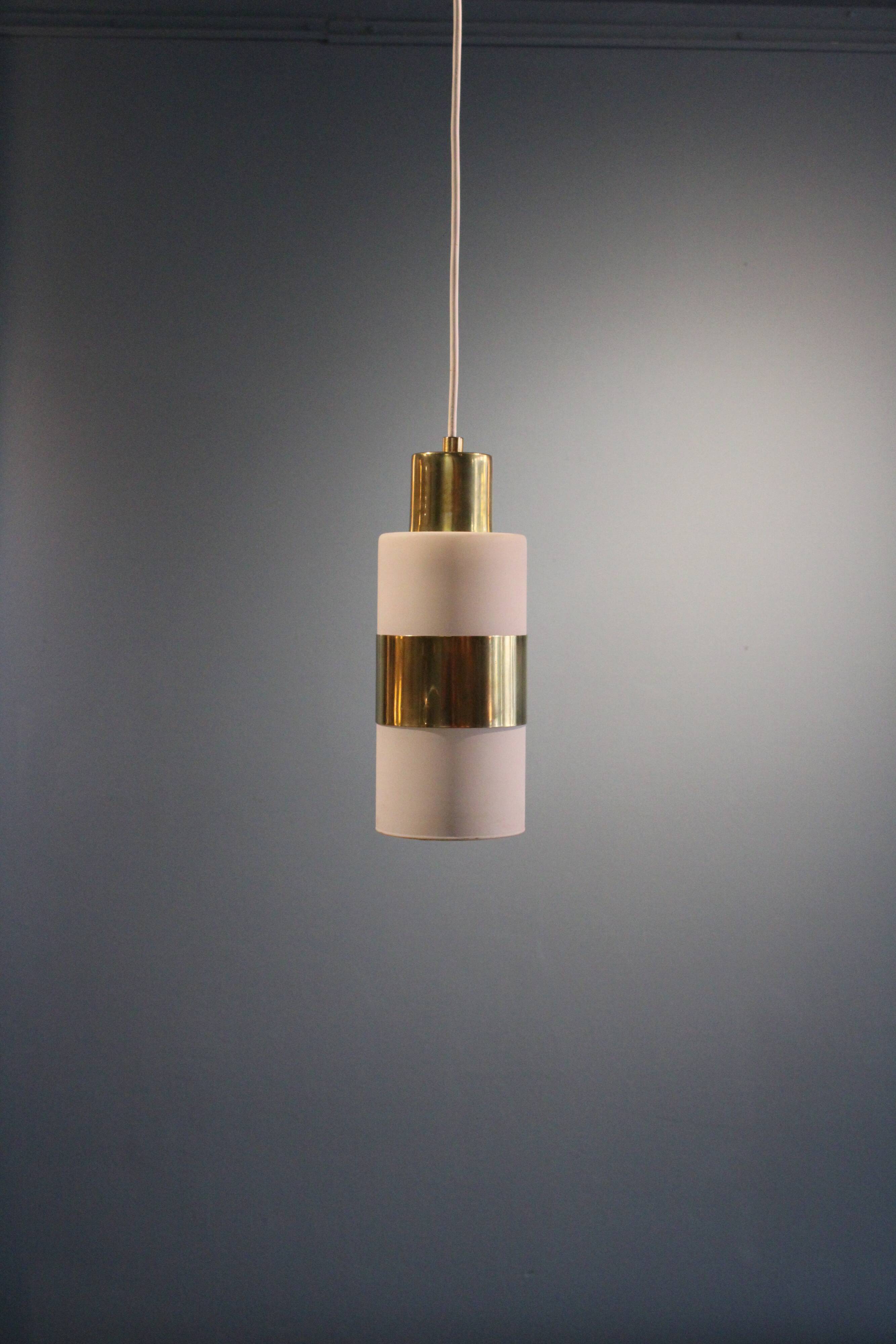 Suspension vintage en opaline et laiton