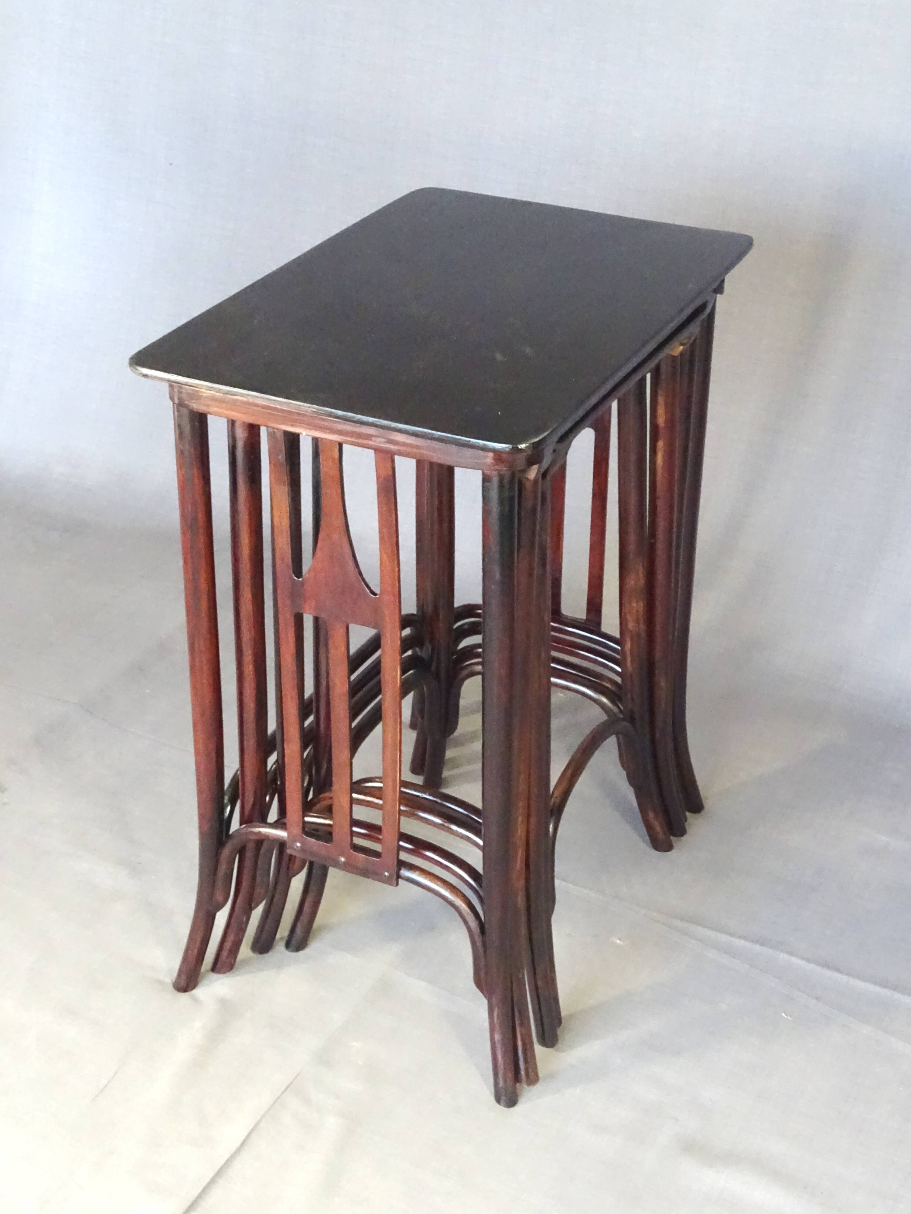 Set de 4 tables gigognes -958 a - par KOHN vers 1905, design Siegel- no Tho