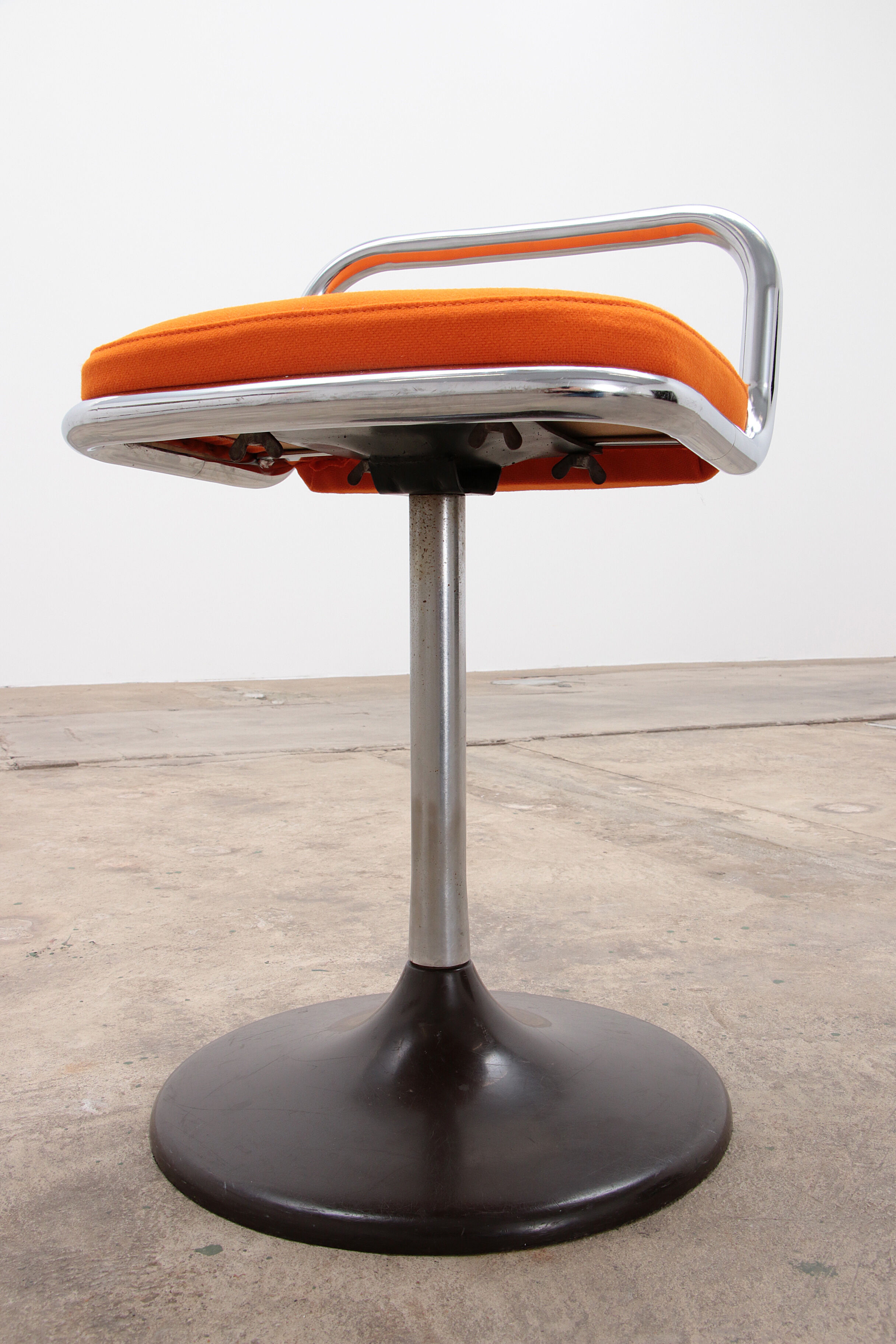 6 Italian low bar stools with orange seat 1970 Joe Colombo style