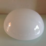 Plafonnier demi lune en opaline blanche vintage années 60-70