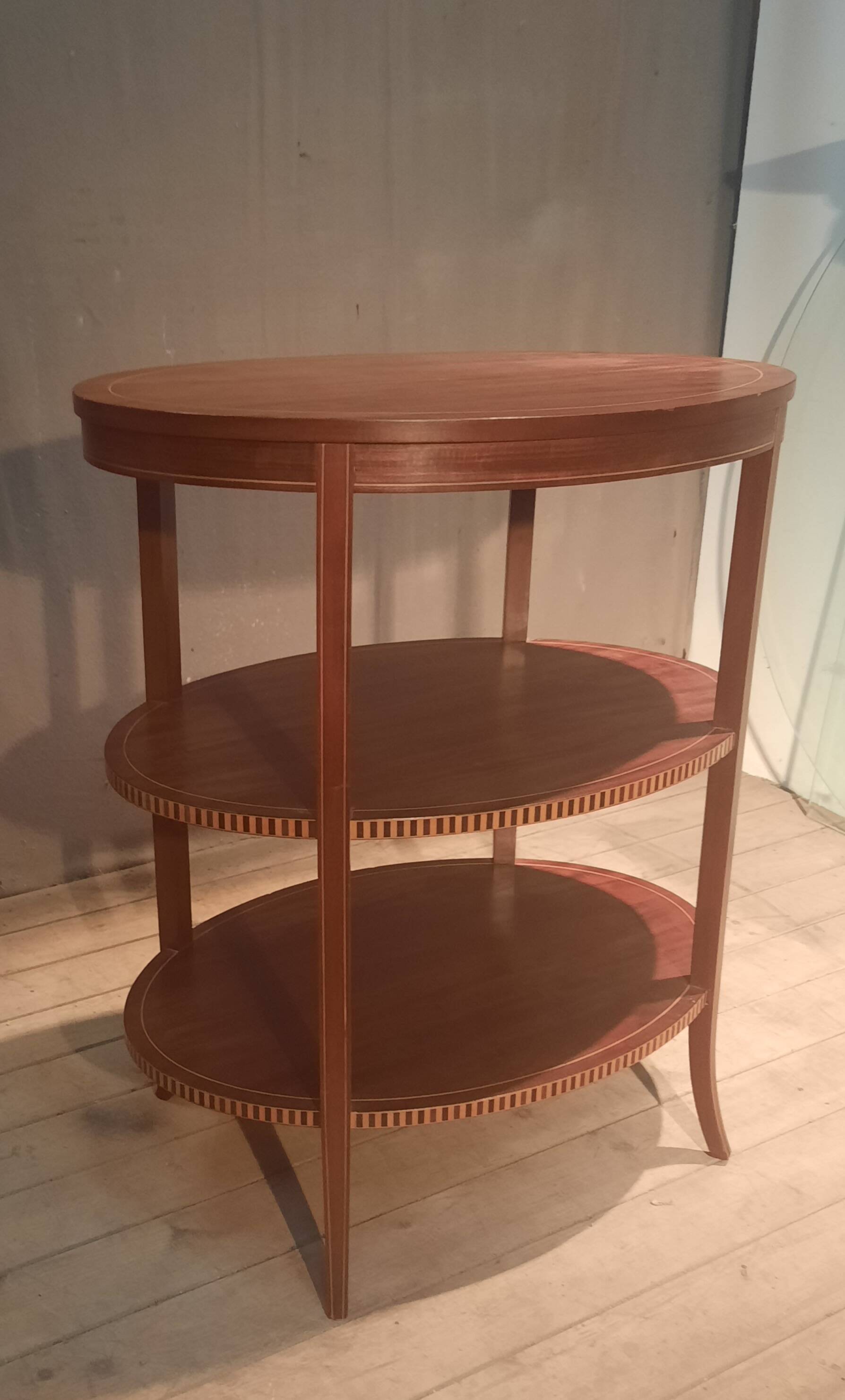 Oval gueridon with 3 trays