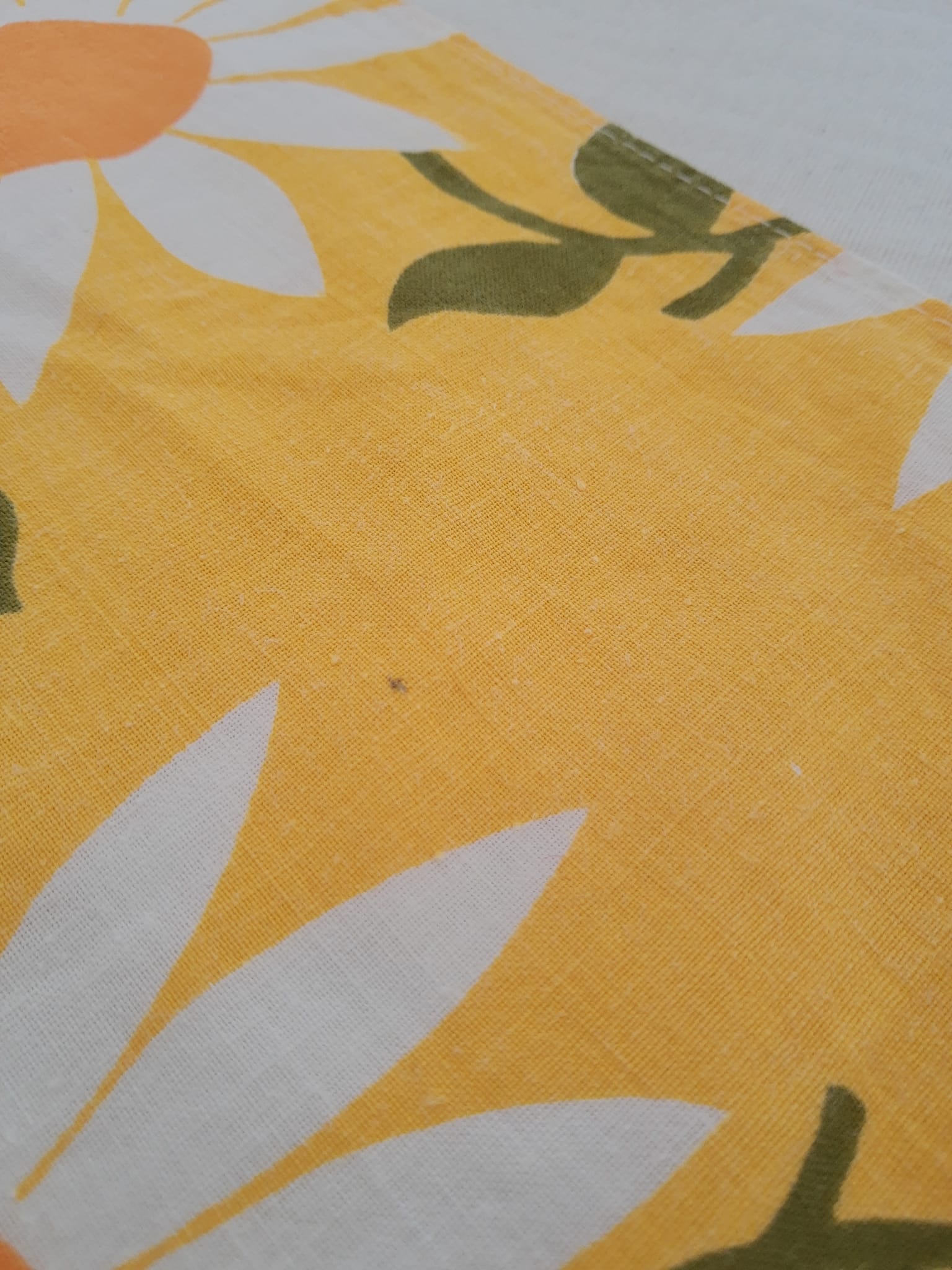 Set yellow tablecloth marguerite pattern and 8 vintage napkins