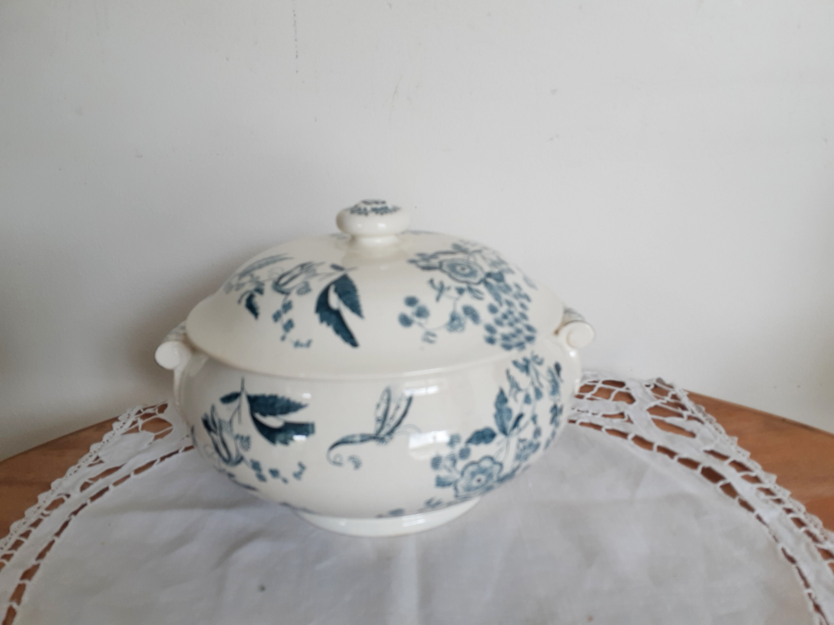 Soupière antique en faïence de Longwy , modèle Ycho  , terre de fer