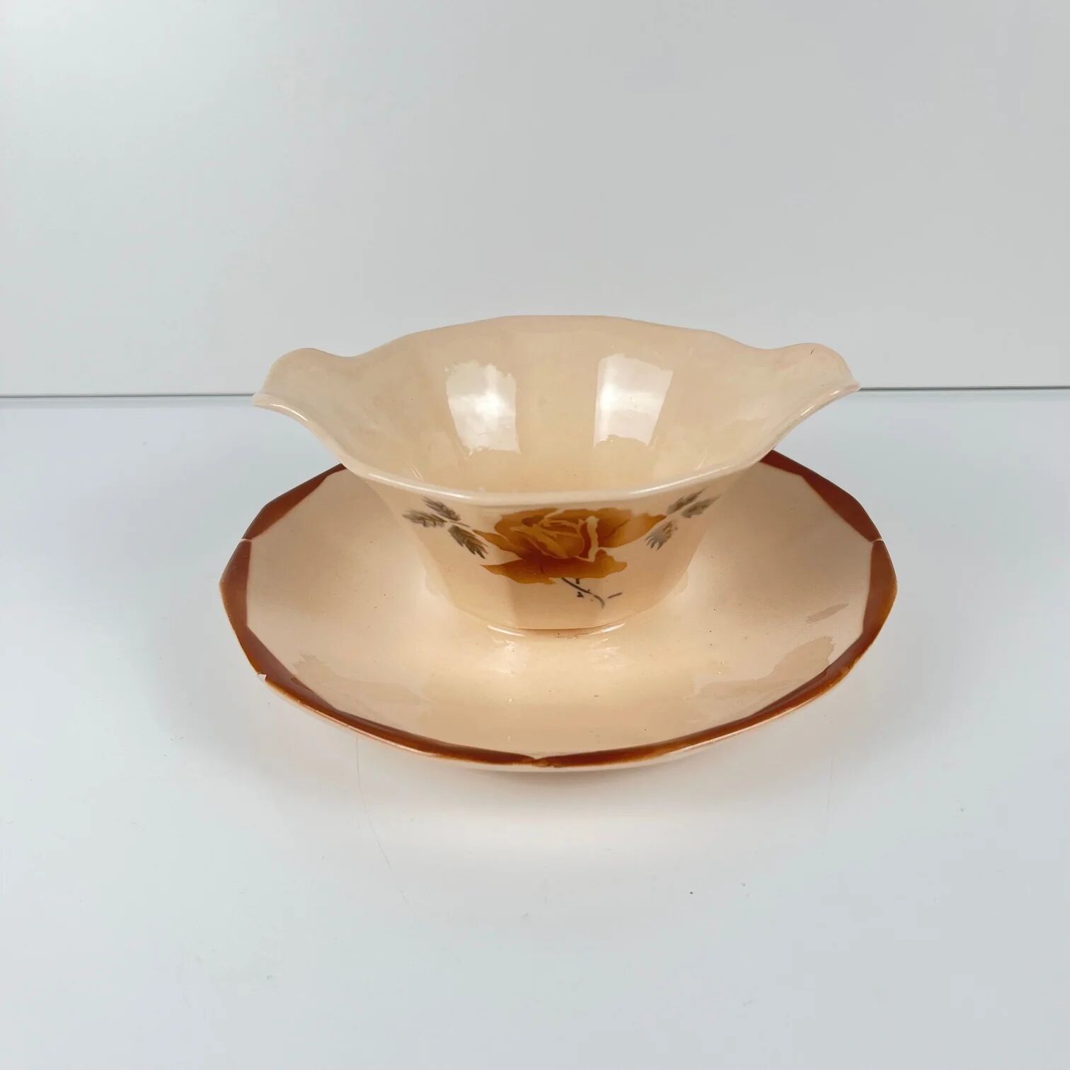 Digoin - Sarreguemines sauce boat, rose pattern, first half of the 20th century.