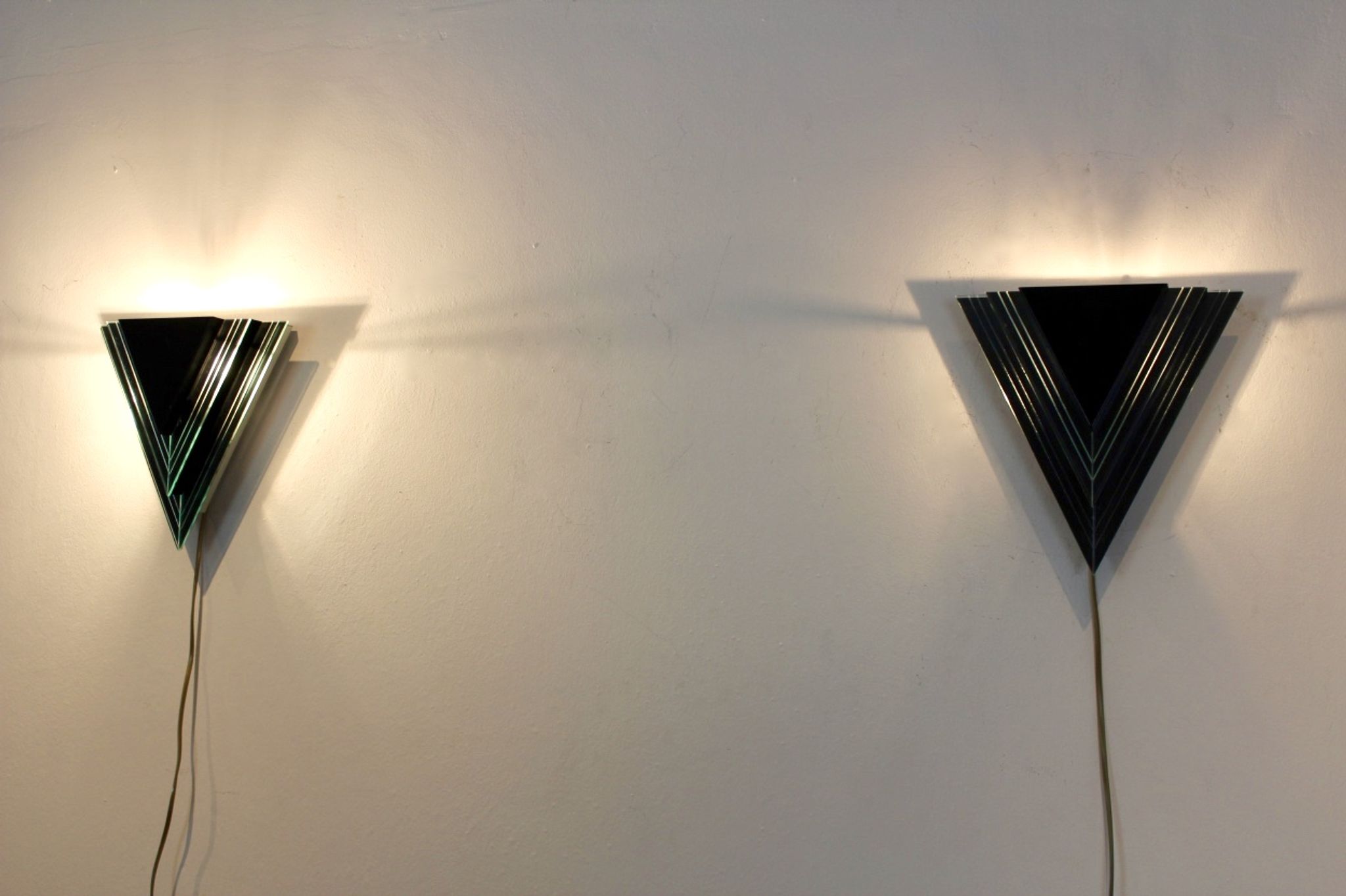 Appliques triangulaires hollandais modernes de mur de verre et d’acier