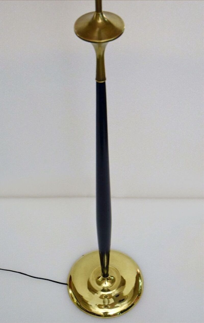 Lampadaire en acajou et laiton, années 1950